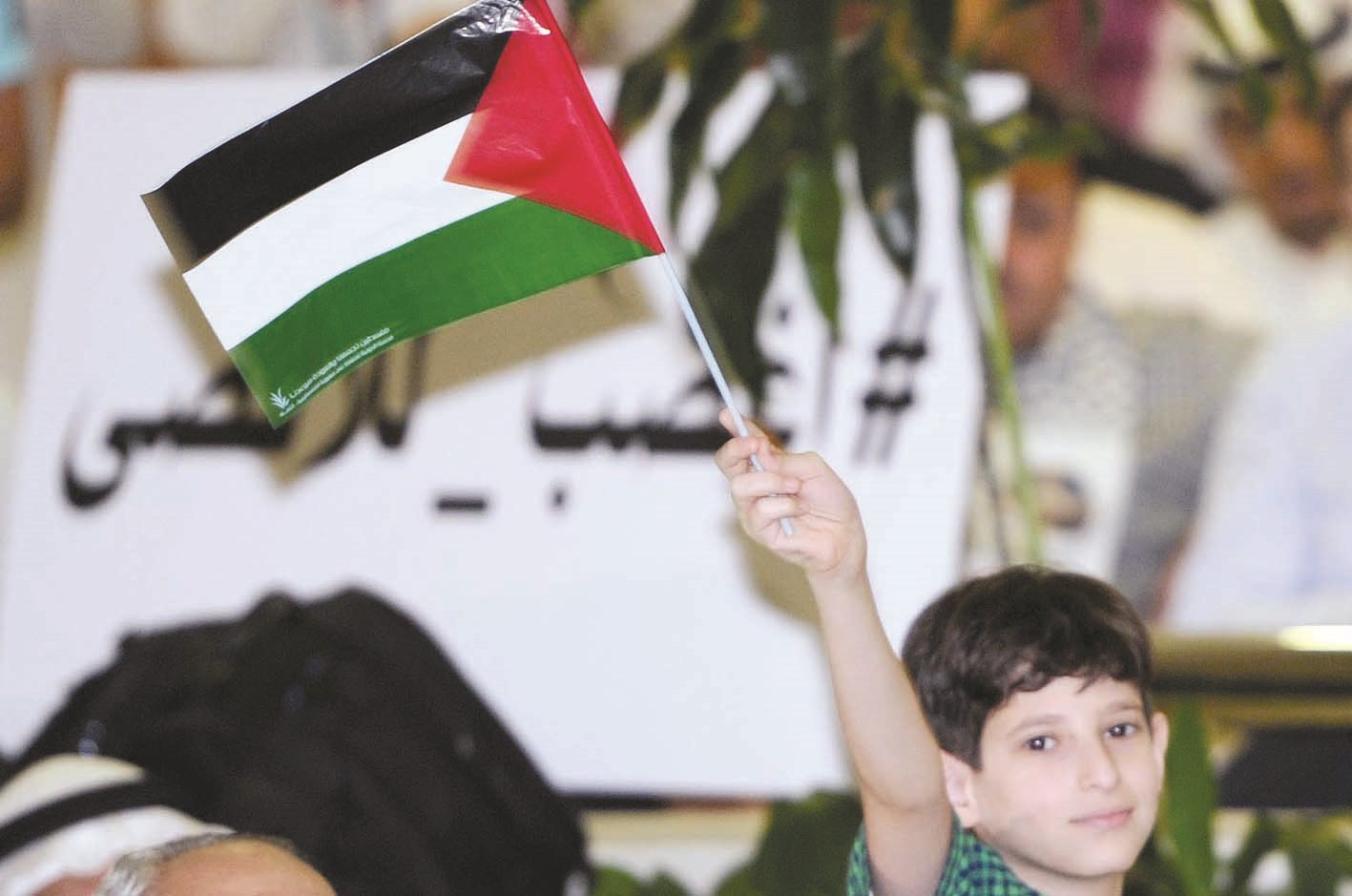 u0637u0641u0644 u064au0644u0648u062d u0628u0627u0644u0639u0644u0645 u0627u0644u0641u0644u0633u0637u064au0646u064a (u062au0635u0648u064au0631 u0637u0627u0631u0642 u0639u0632u0627u0644u062fu064au0646)