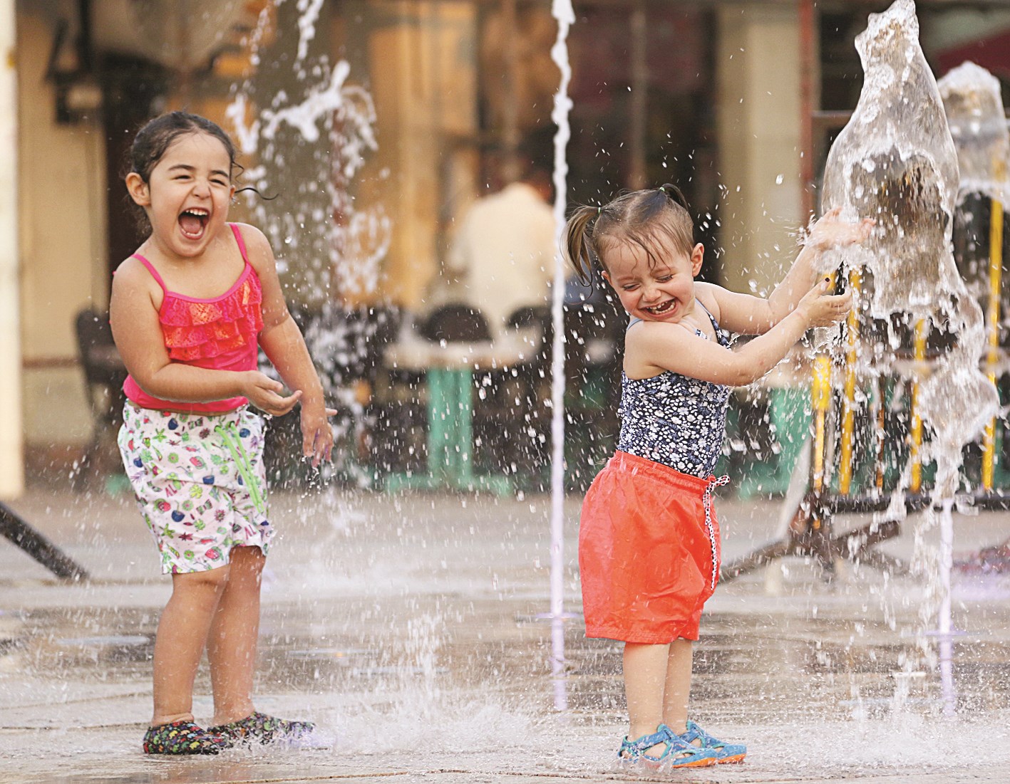 u0637u0641u0644u062au0627u0646 u062au0644u0639u0628u0627u0646 u0641u064a u0627u0644u0646u0627u0641u0648u0631u0629 (u062au0635u0648u064au0631 u0623u0633u0639u062f u0639u0628u062fu0627u0644u0644u0647)