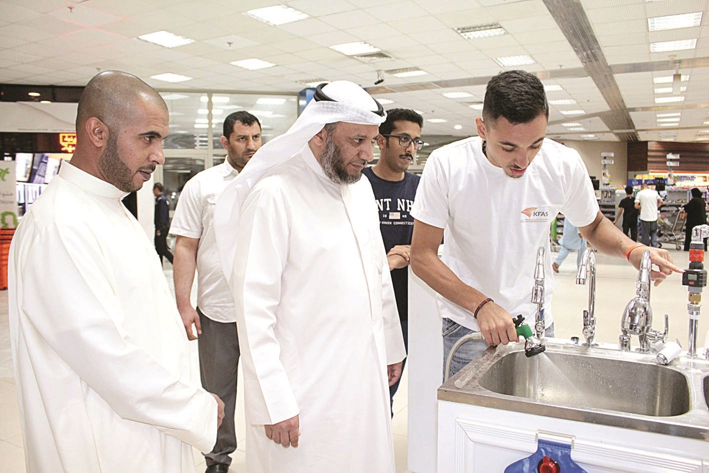 تجربة عملية لأدوات الترشيد في استخدام المياه (تصوير كرم ذياب)