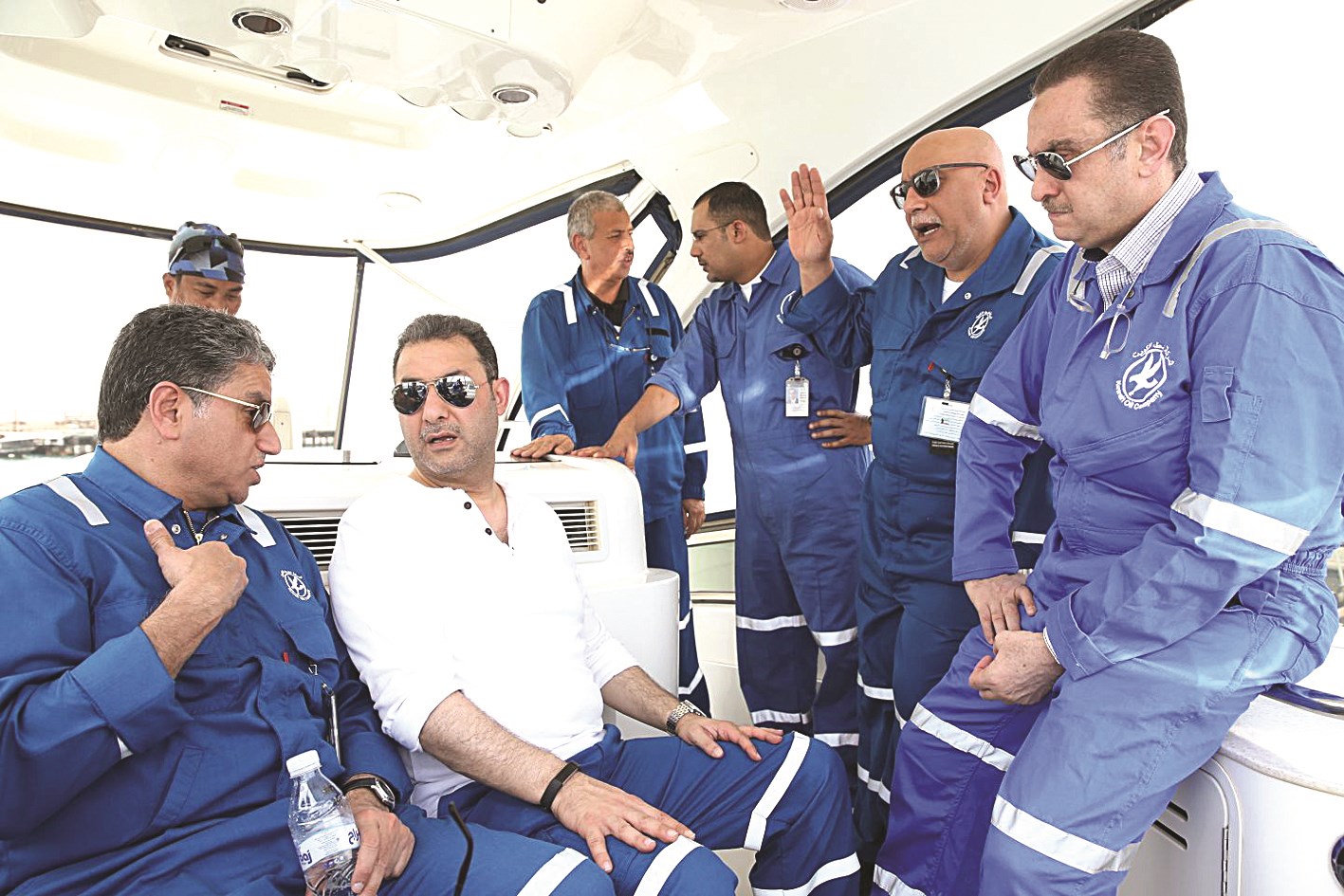 الزميل إيهاب حشيش مع مسؤولي «نفط الكويت» على متن القارب