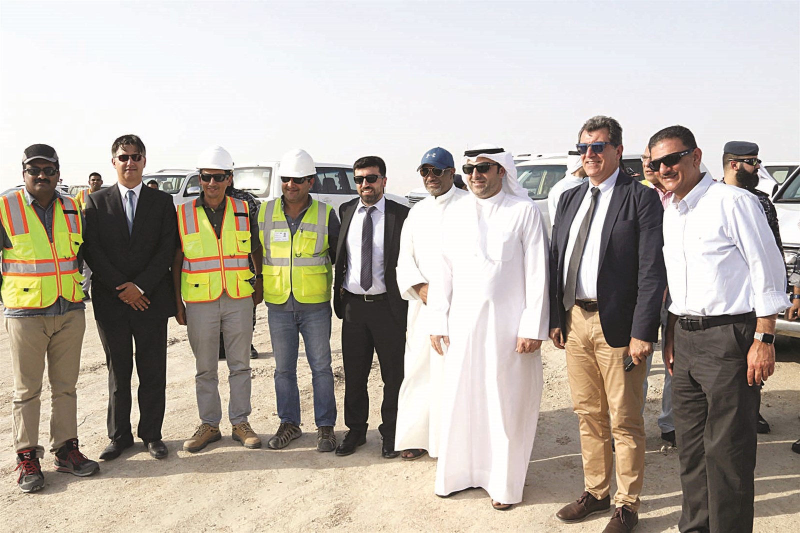 الوزير يتوسط مرافقيه والقائمين على المشروع