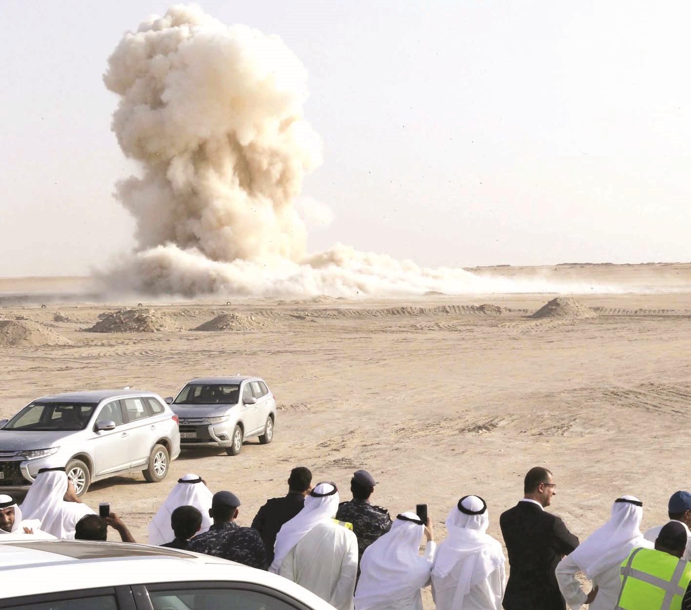 تفجير أحد المواقع الصخرية (تصوير أسعد عبدالله)