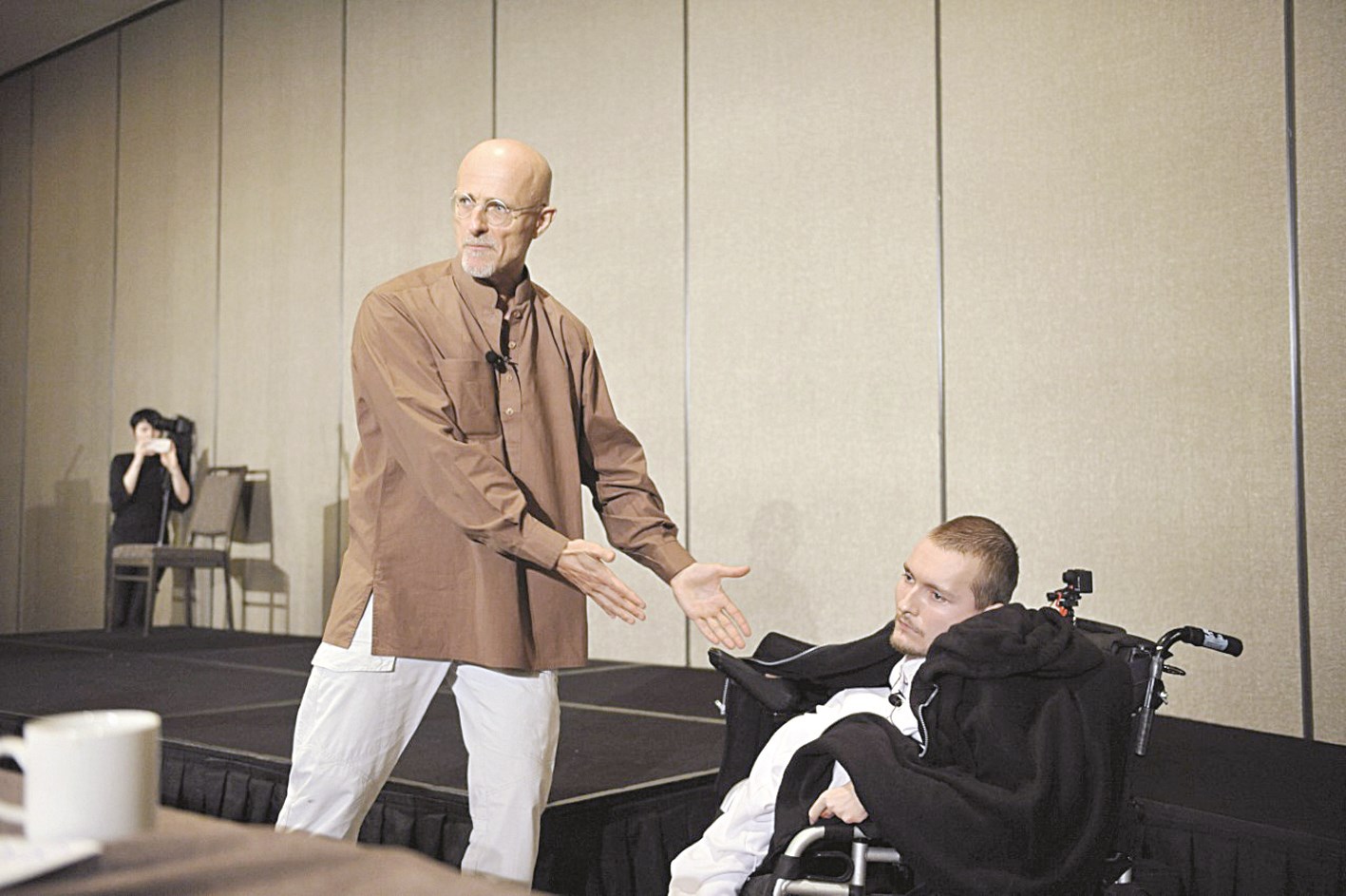 سبيريدونو? في كرسيه المتنقل وإلى جانبه الجراح