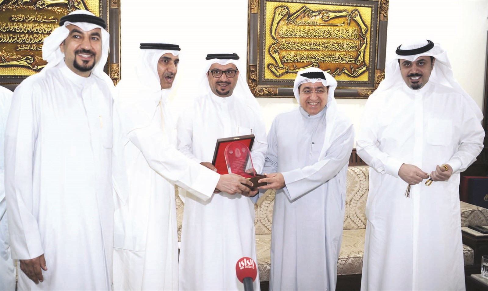 بوشهري يوزع جوائز على المشاركين في الندوة  (تصوير طارق عزالدين)