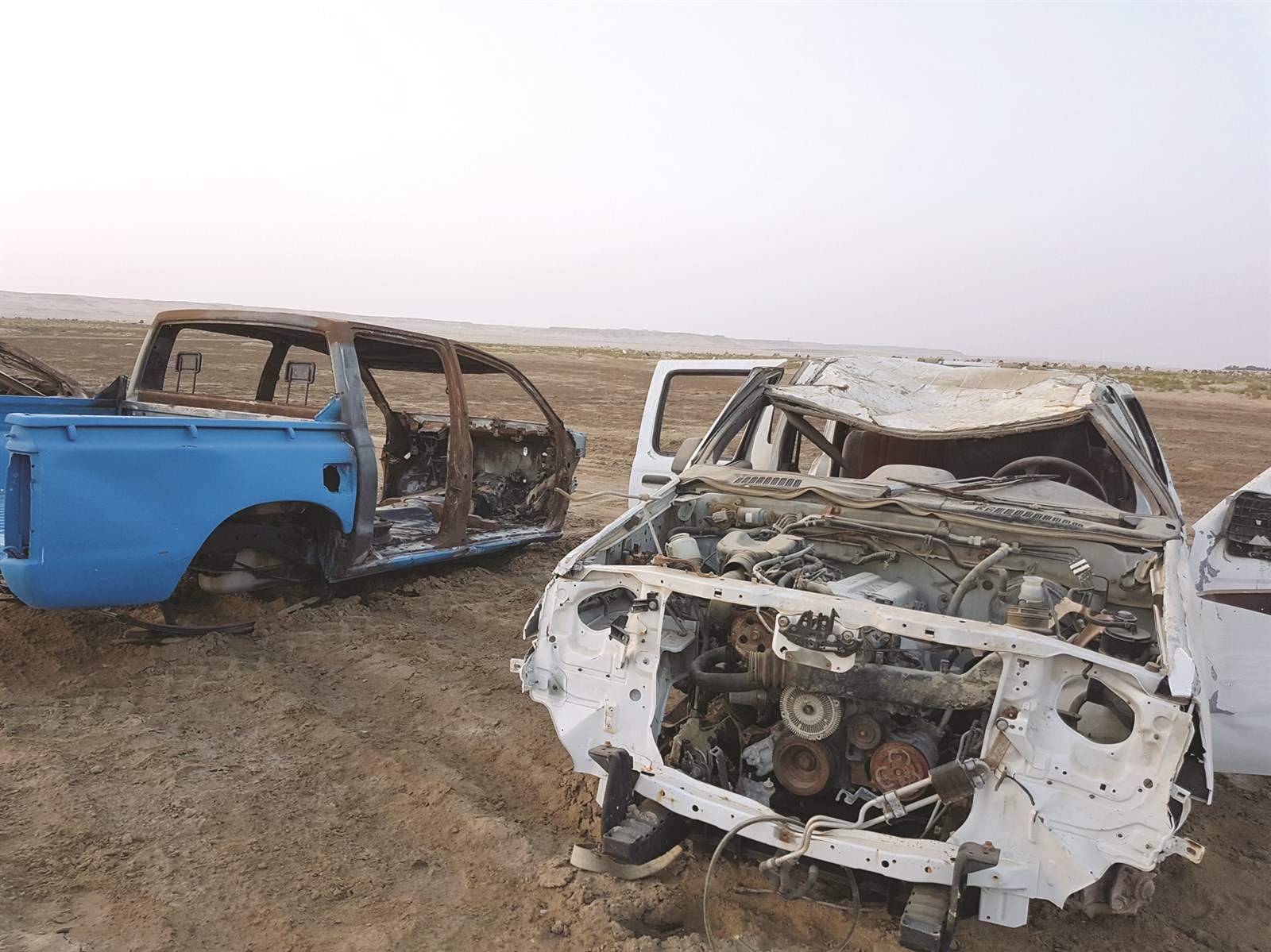 بقايا سيارتين بعد انتشالهما