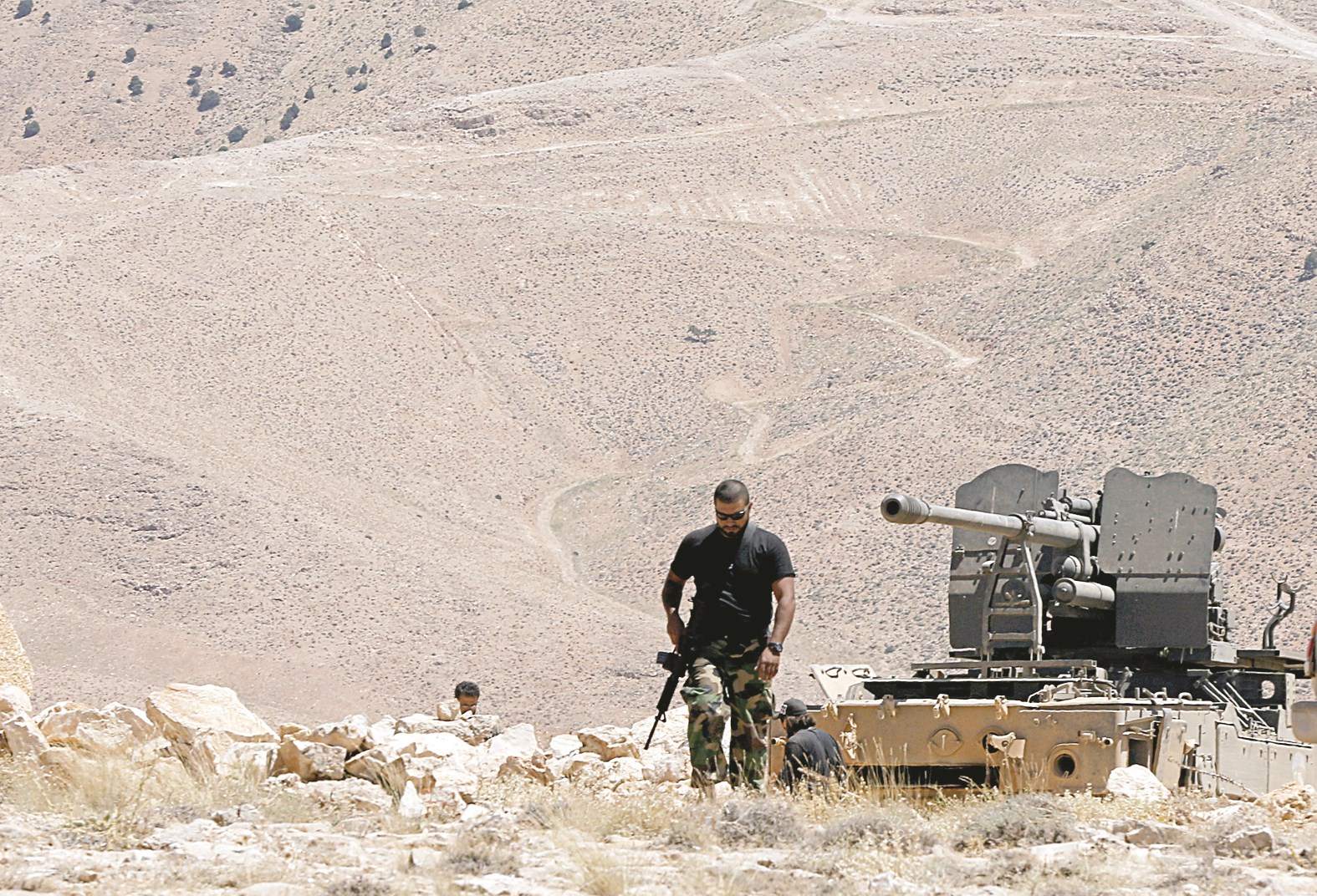 u0645u0642u0627u062au0644 u0645u0646 u00abu062du0632u0628 u0627u0644u0644u0647u00bb u0625u0644u0649 u062cu0627u0646u0628 u0645u062fu0641u0639 u0641u064a u062cu0631u0648u062f u0639u0631u0633u0627u0644 u0639u0644u0649 u0627u0644u062du062fu0648u062f u0627u0644u0644u0628u0646u0627u0646u064au0629 - u0627u0644u0633u0648u0631u064au0629 (u0631u0648u064au062au0631u0632)