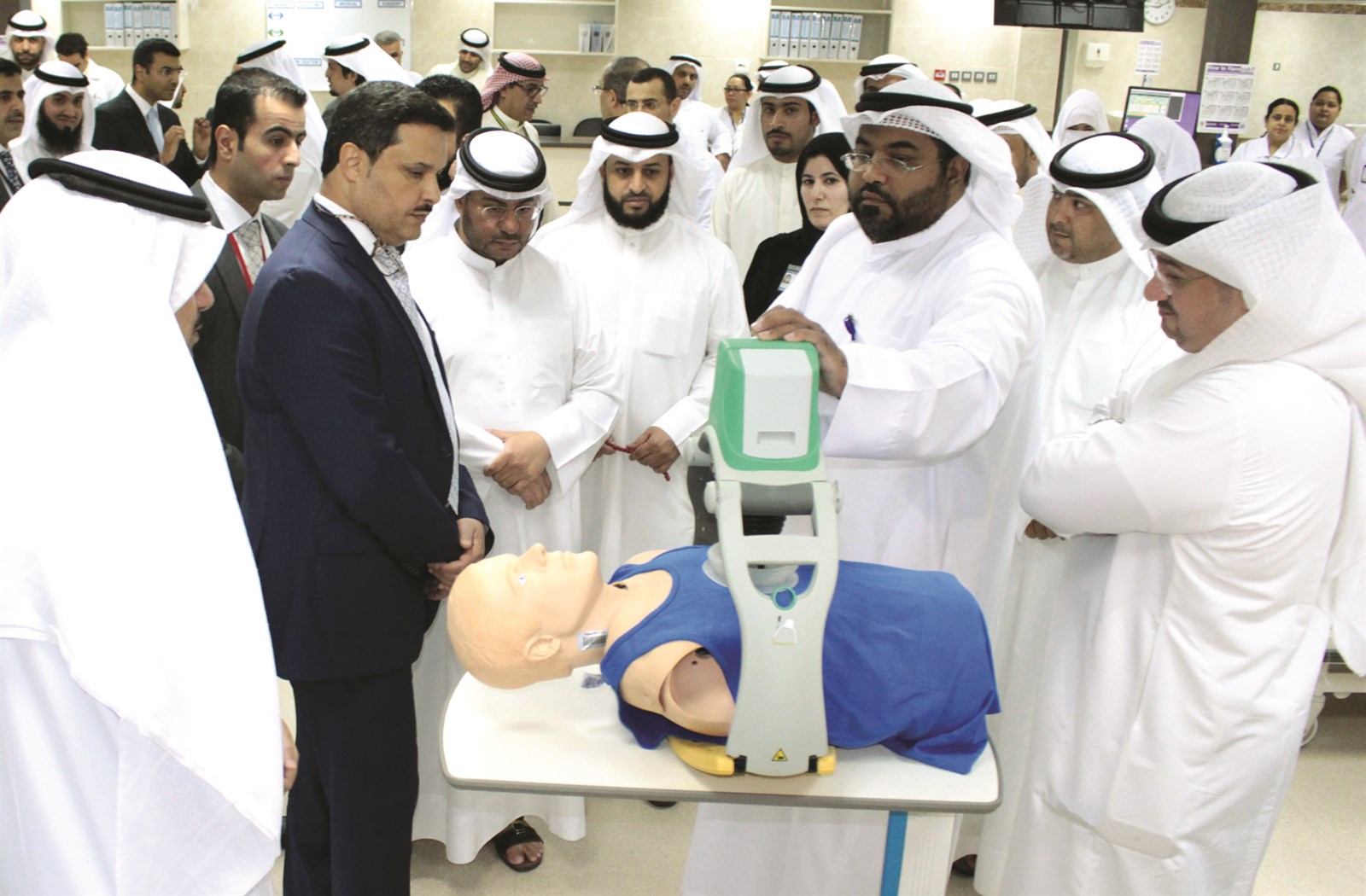 الحربي يُعاين الأجهزة الطبية