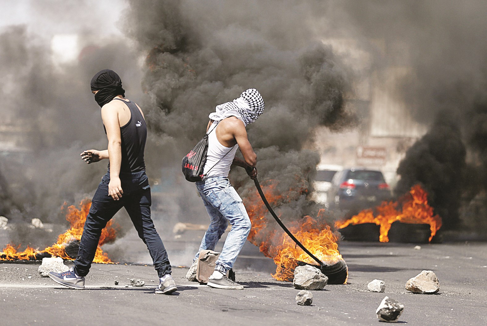 u0641u0644u0633u0637u064au0646u064au0627u0646 u0623u0645u0627u0645 u0627u0637u0627u0631 u0645u062du062au0631u0642 u062eu0644u0627u0644 u0627u0634u062au0628u0627u0643u0627u062a u0645u0639 u062cu0646u0648u062f u0625u0633u0631u0627u0626u064au0644u064au064au0646 u0642u0631u0628 u0646u0627u0628u0644u0633  (u0631u0648u064au062au0631u0632)