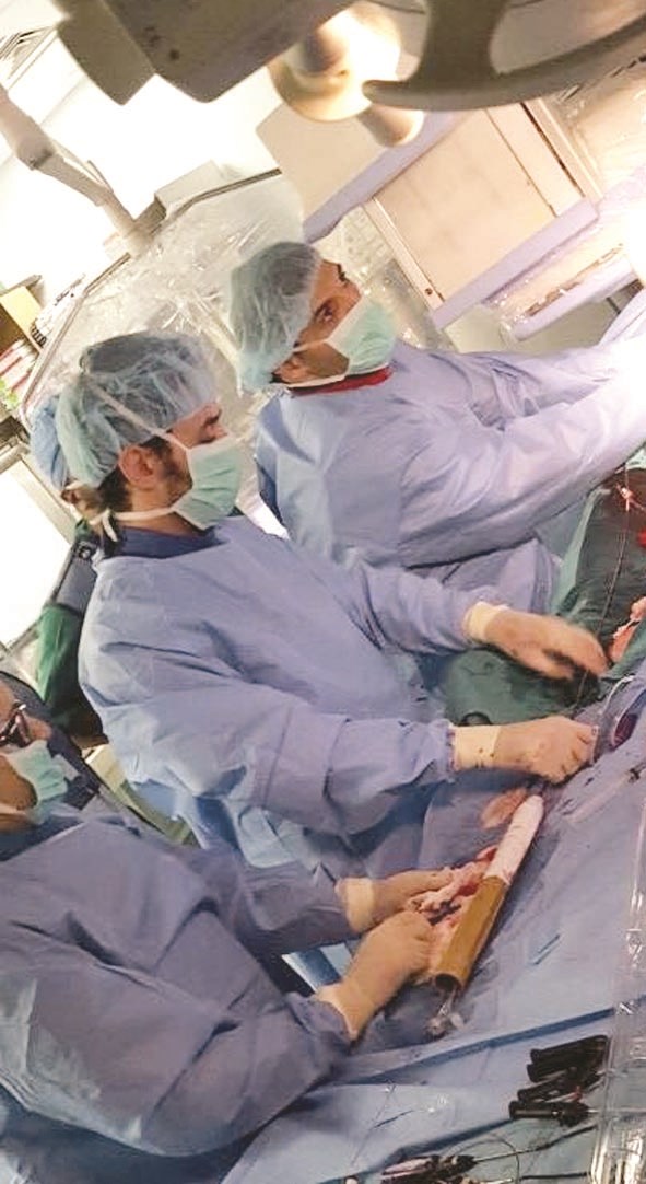 أمير أثناء إجرائه العملية