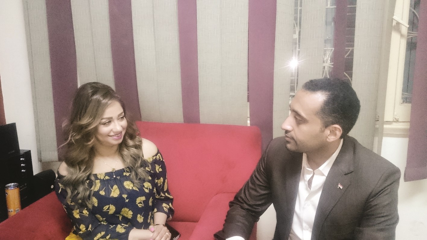 مها تتحدث للزميل محمد السعيد