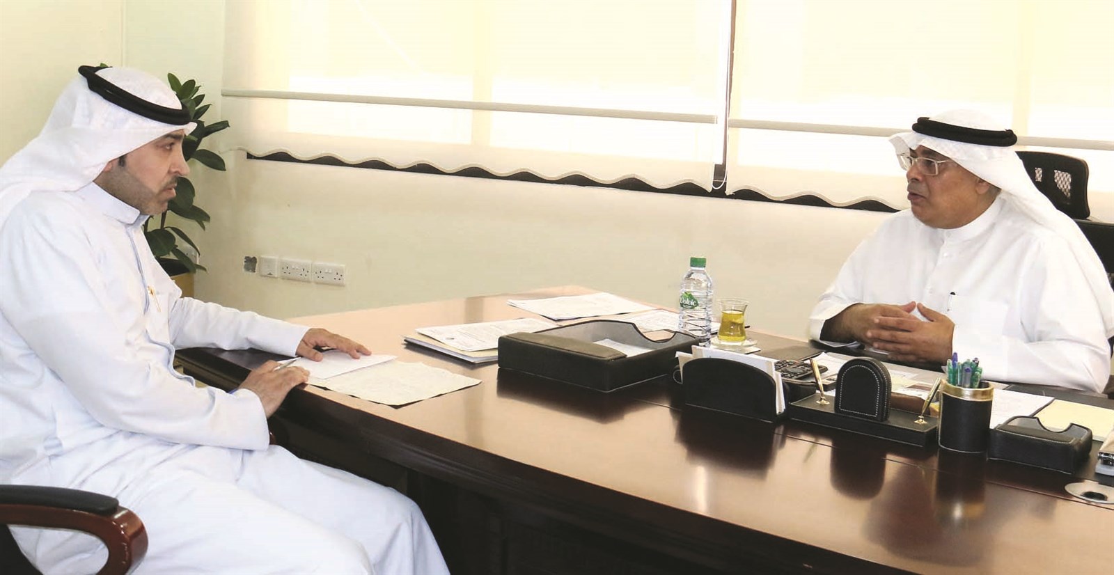 المقصيد متحدثاً للزميل علي التركي (تصوير بسام زيدان)