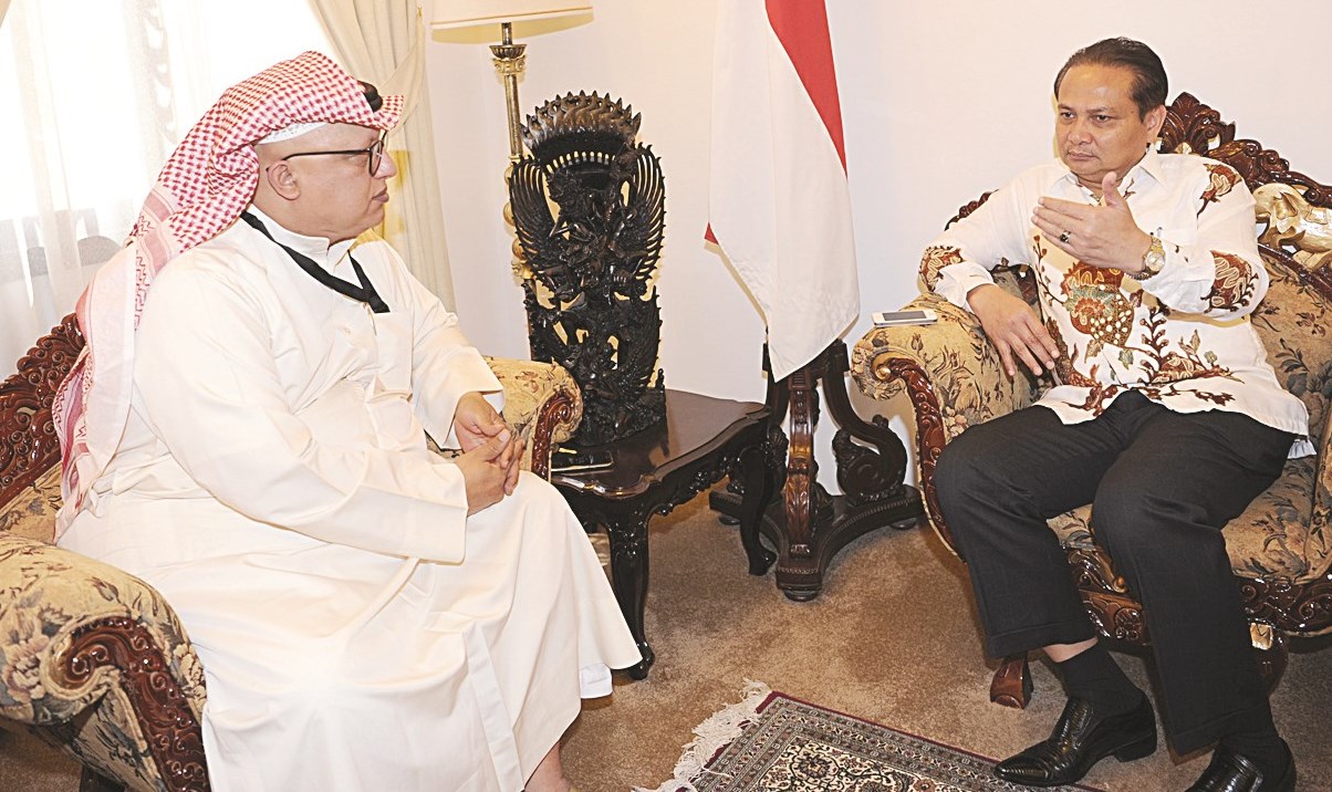 السفير الإندونيسي متحدثاً للزميل خالد الشرقاوي
