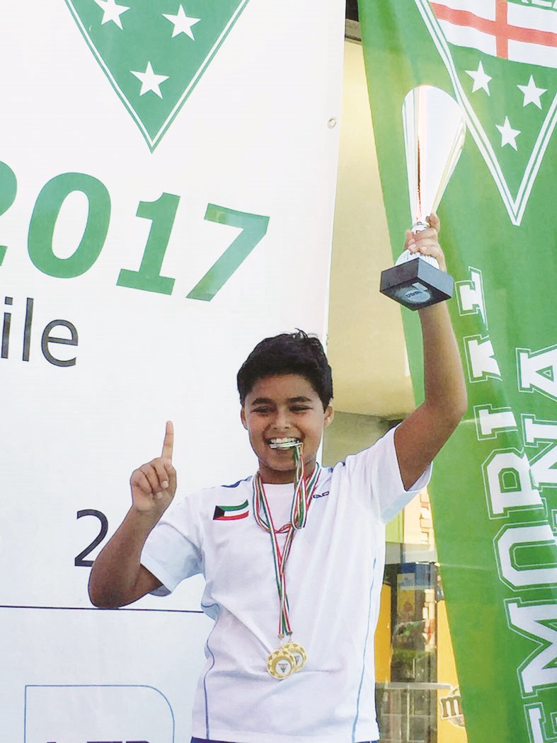 التناك رافعاً جائزة أفضل سباح