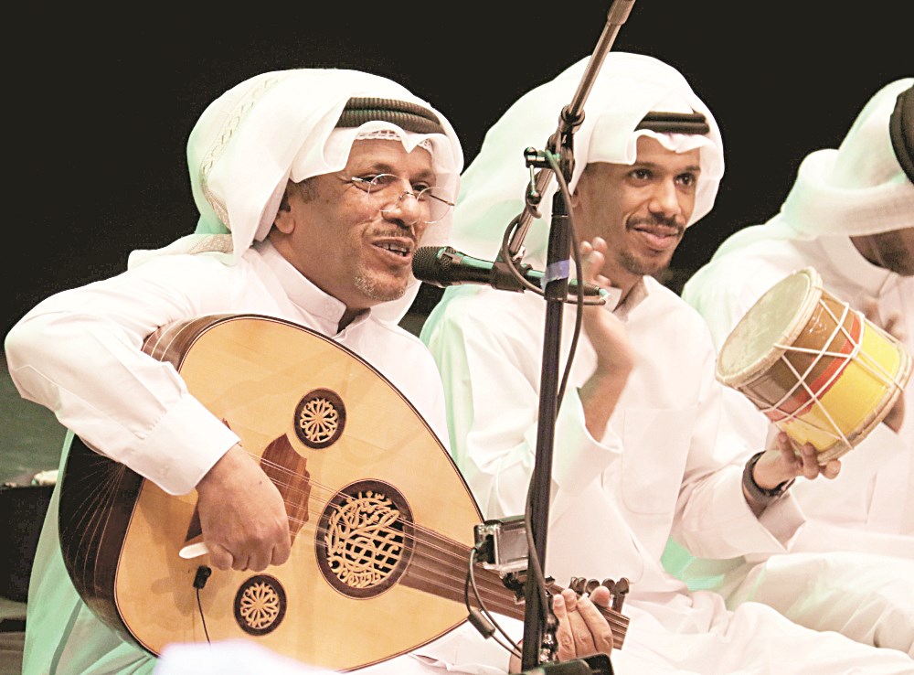 ... ويغني برفقة عوده