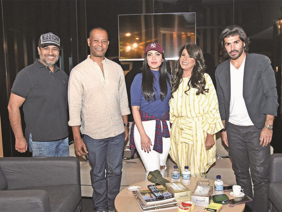 الفضالة تتوسط جمْعاً من فريق العمل