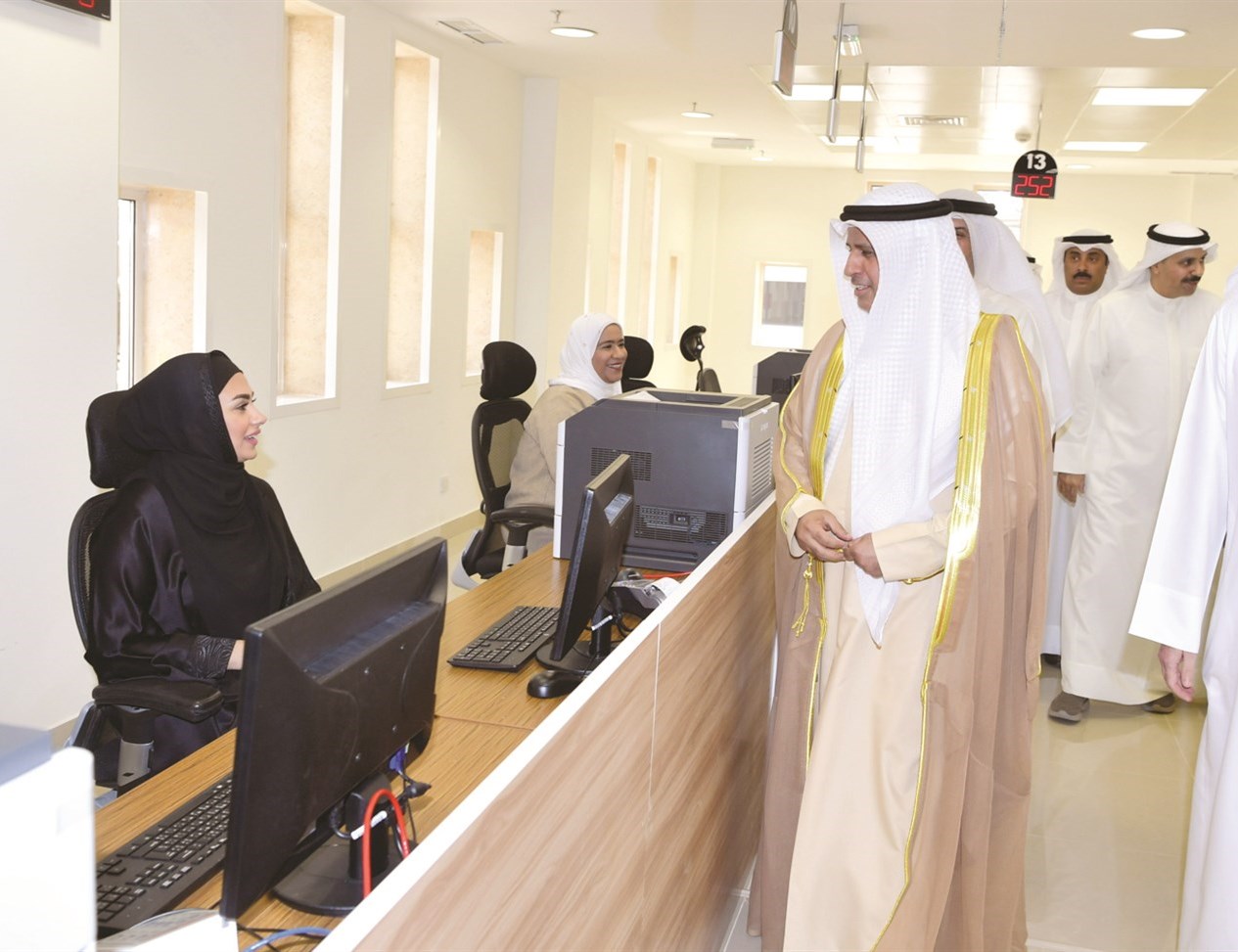 حديث بين الوزير وموظفة في مركز خدمة المواطن