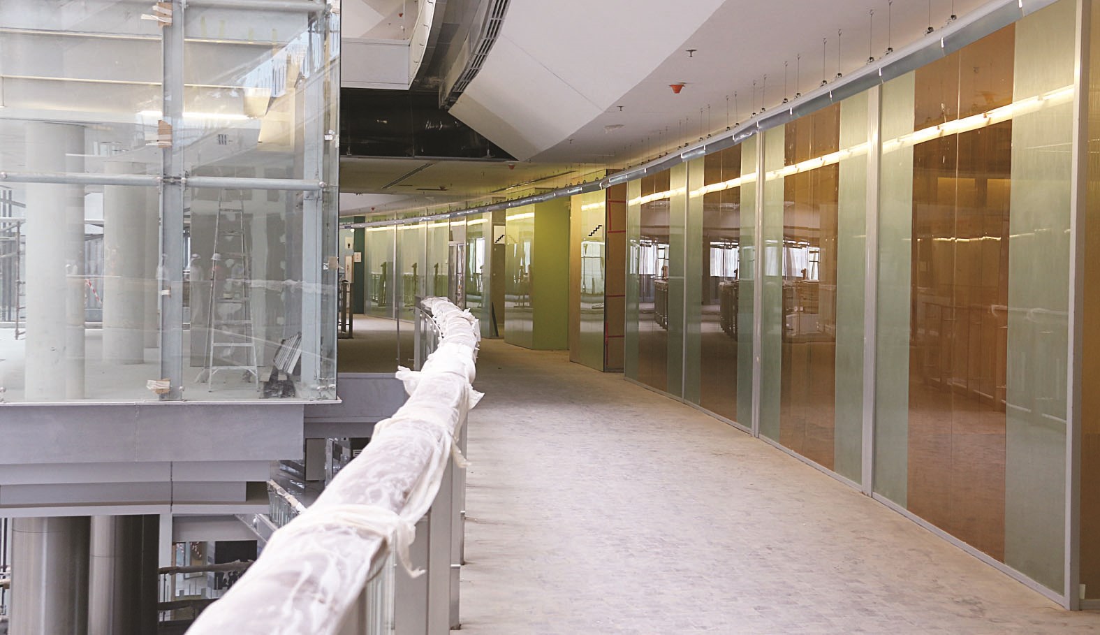 أحد الممرات الداخلية في المبنى