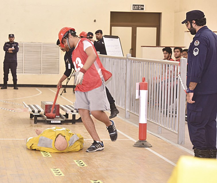 أحد المتقدمين للاختبارات خلال محاولة إنقاذ مصاب