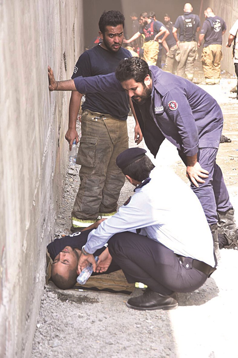 الفريق المكراد يطمئن على أحد المصابين