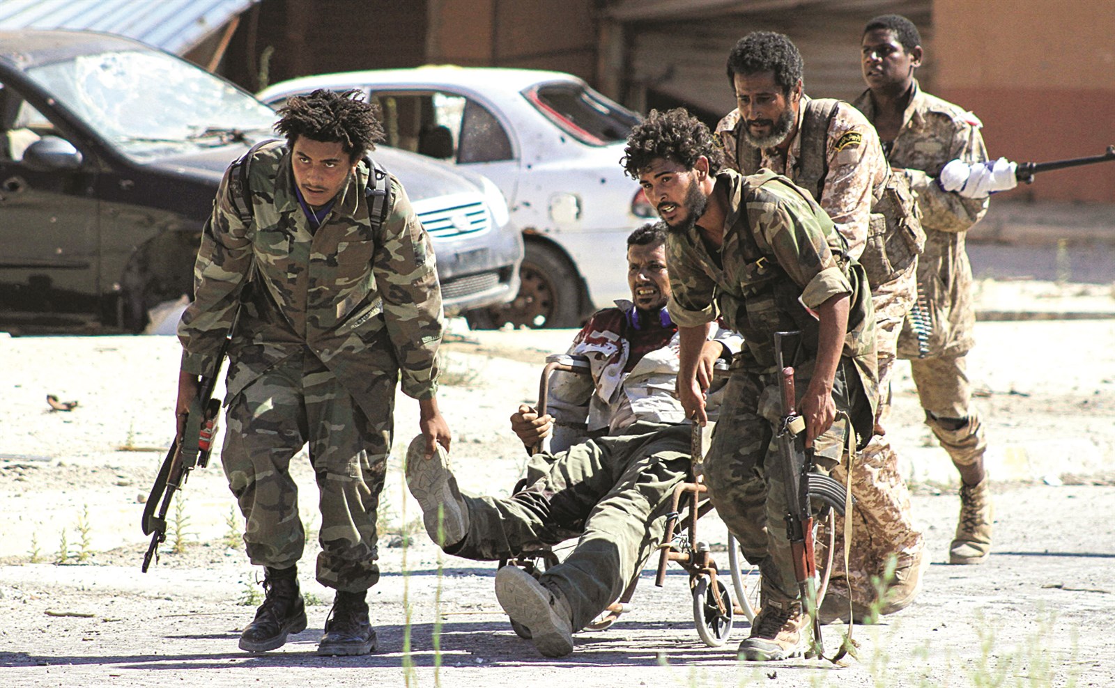 u062cu0646u0648u062f u0645u0646 u0627u0644u062cu064au0634 u0627u0644u0645u0648u0627u0644u064a u0644u062du0641u062au0631 u064au0646u0642u0644u0648u0646 u0632u0645u064au0644u0627u064b u0644u0647u0645 u0623u0635u064au0628 u062eu0644u0627u0644 u0645u0639u0627u0631u0643 u0628u0646u063au0627u0632u064a (u0627 u0641 u0628)