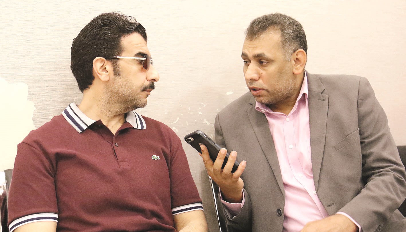 عادل العنزي يتحدث للزميل عمر العلاس