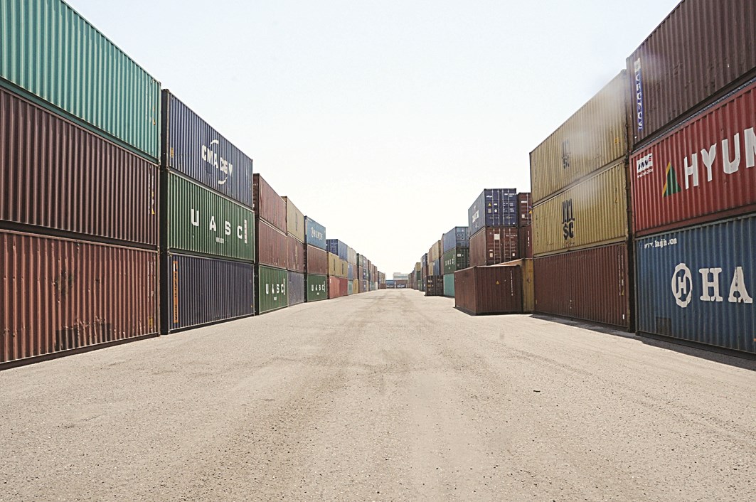 u0645u0646 u064au0647u0631u0628 u0627u0644u062du0627u0648u064au0627u062au061f (u062au0635u0648u064au0631 u0637u0627u0631u0642 u0639u0632u0627u0644u062fu064au0646)