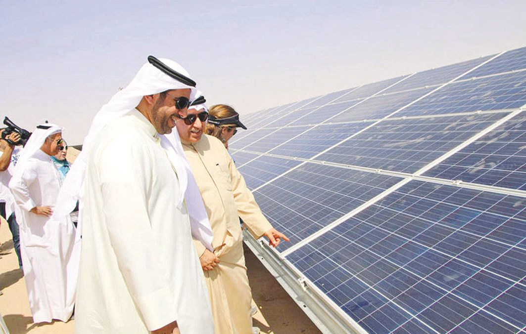 قياديون في المعهد يتفقدون الخلايا الشمسية