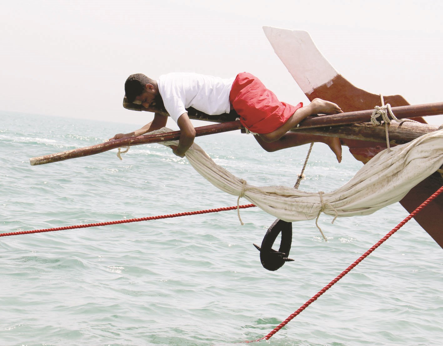 متابعة من السطح لغواص في عمق الماء