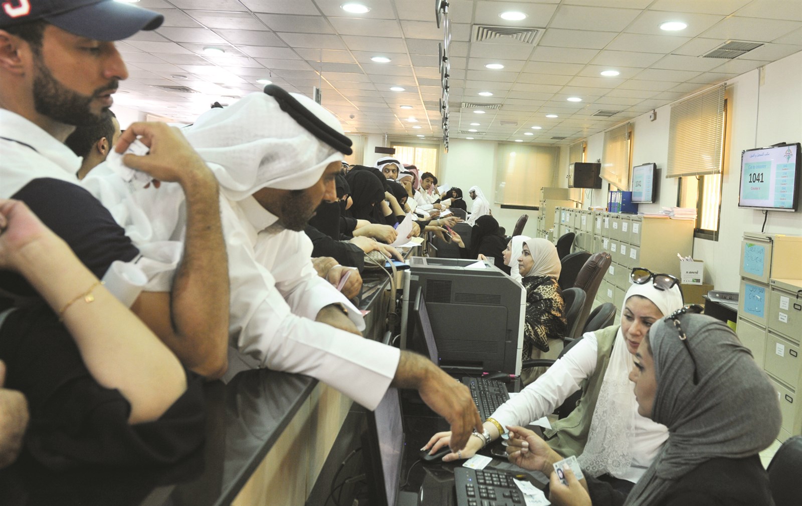 موظفات التسجيل والقبول في مواجهة المحتجين