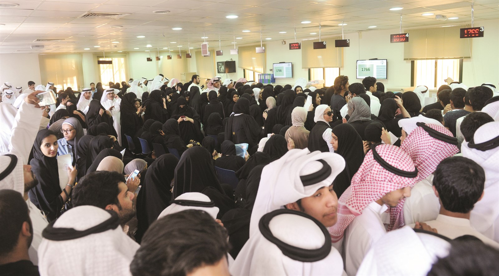 صالة التسجيل والقبول امتلأت بالمحتجين