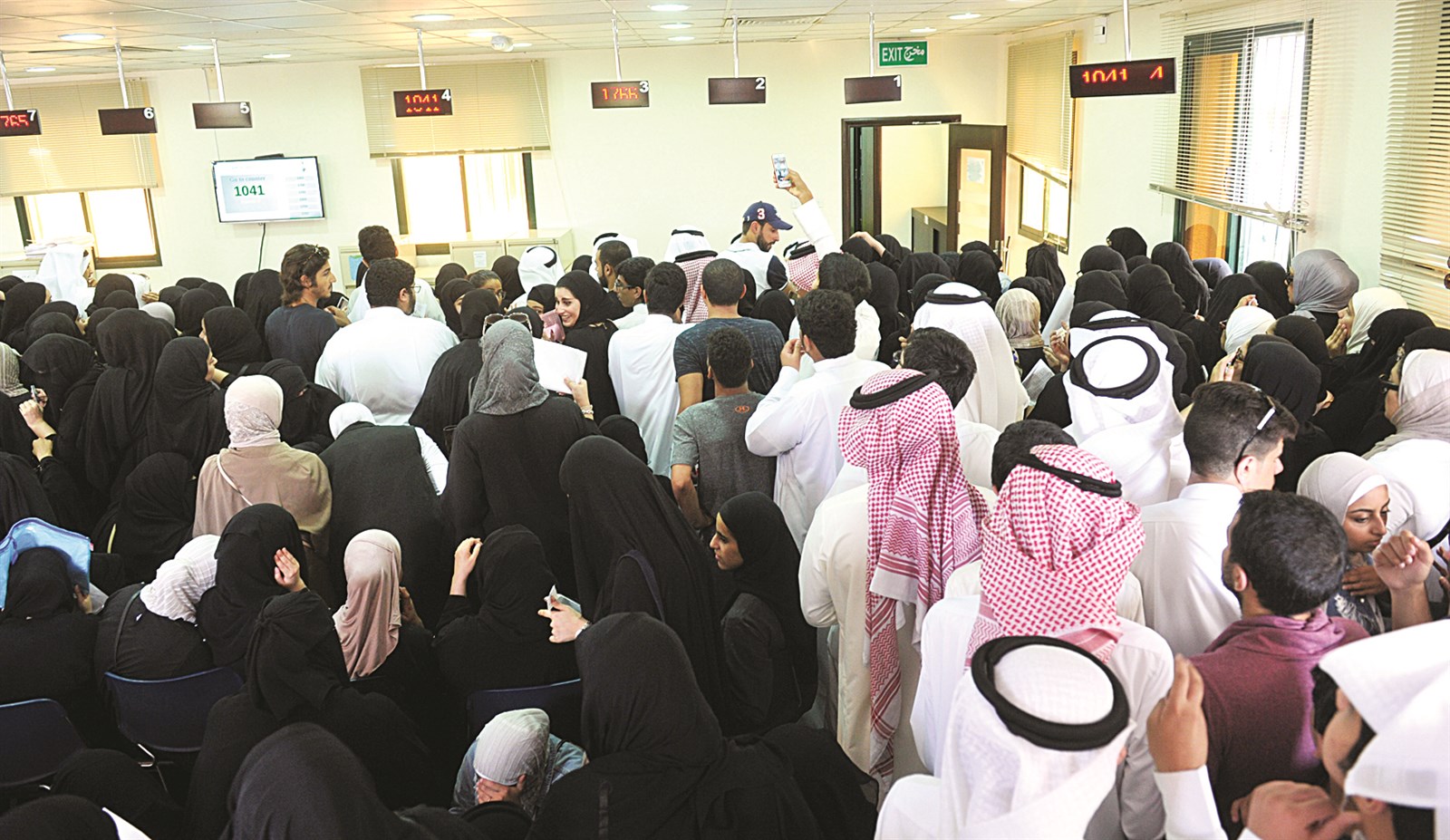 صراخ وفوضى في صالة القبول