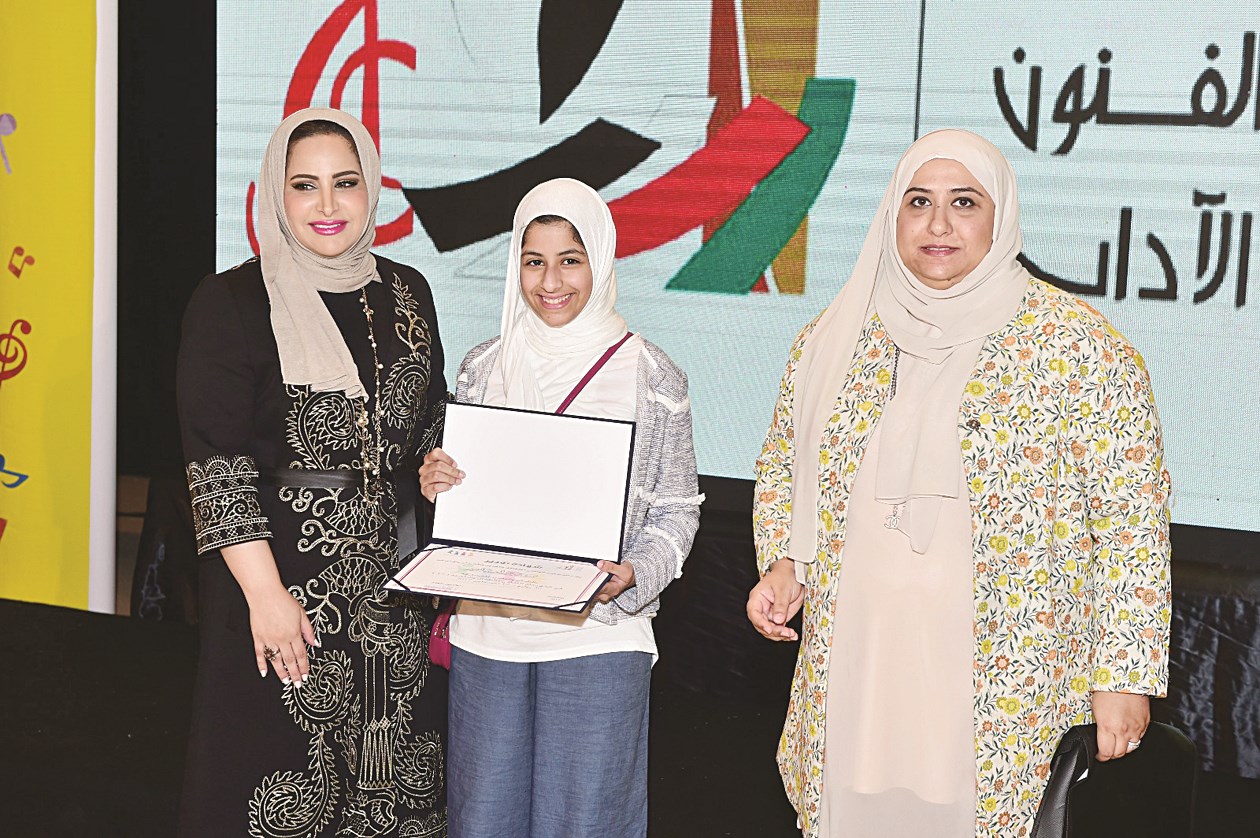 تهاني العدواني ومريم سالمين تكرمان طالبة متميزة