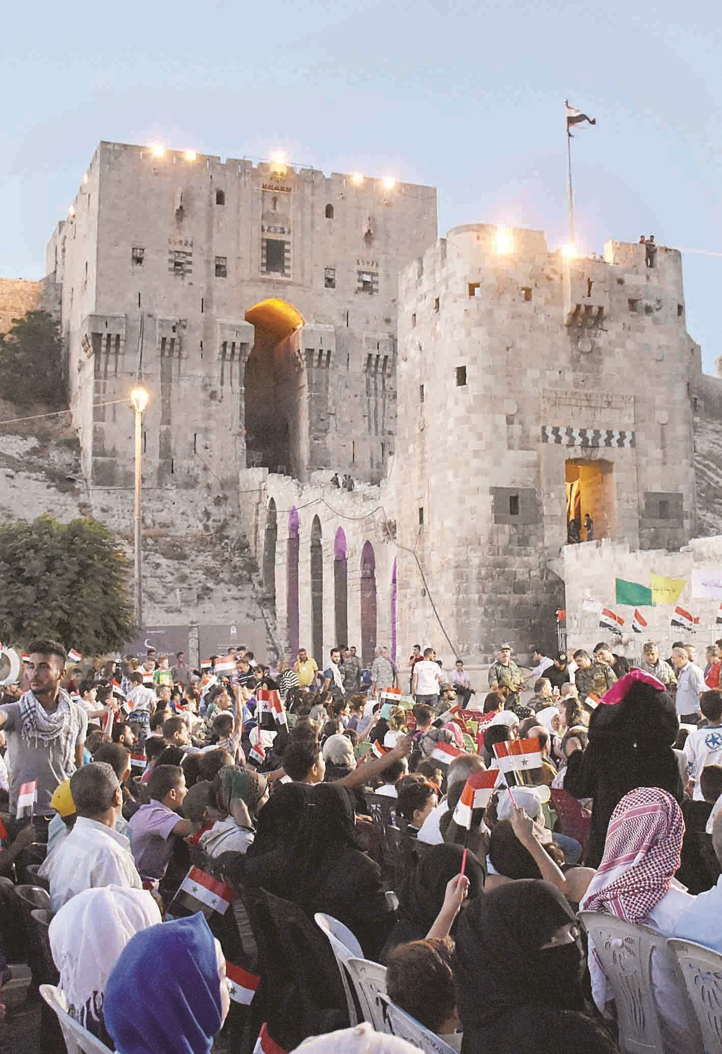 u0633u0648u0631u064au0648u0646 u064au062du0636u0631u0648u0646 u062du0641u0644u0627u064b u0644u0641u0631u0642u0629 u0625u064au0631u0627u0646u064au0629 u0641u064a u0642u0644u0639u0629 u062du0644u0628 (u0627 u0641 u0628)