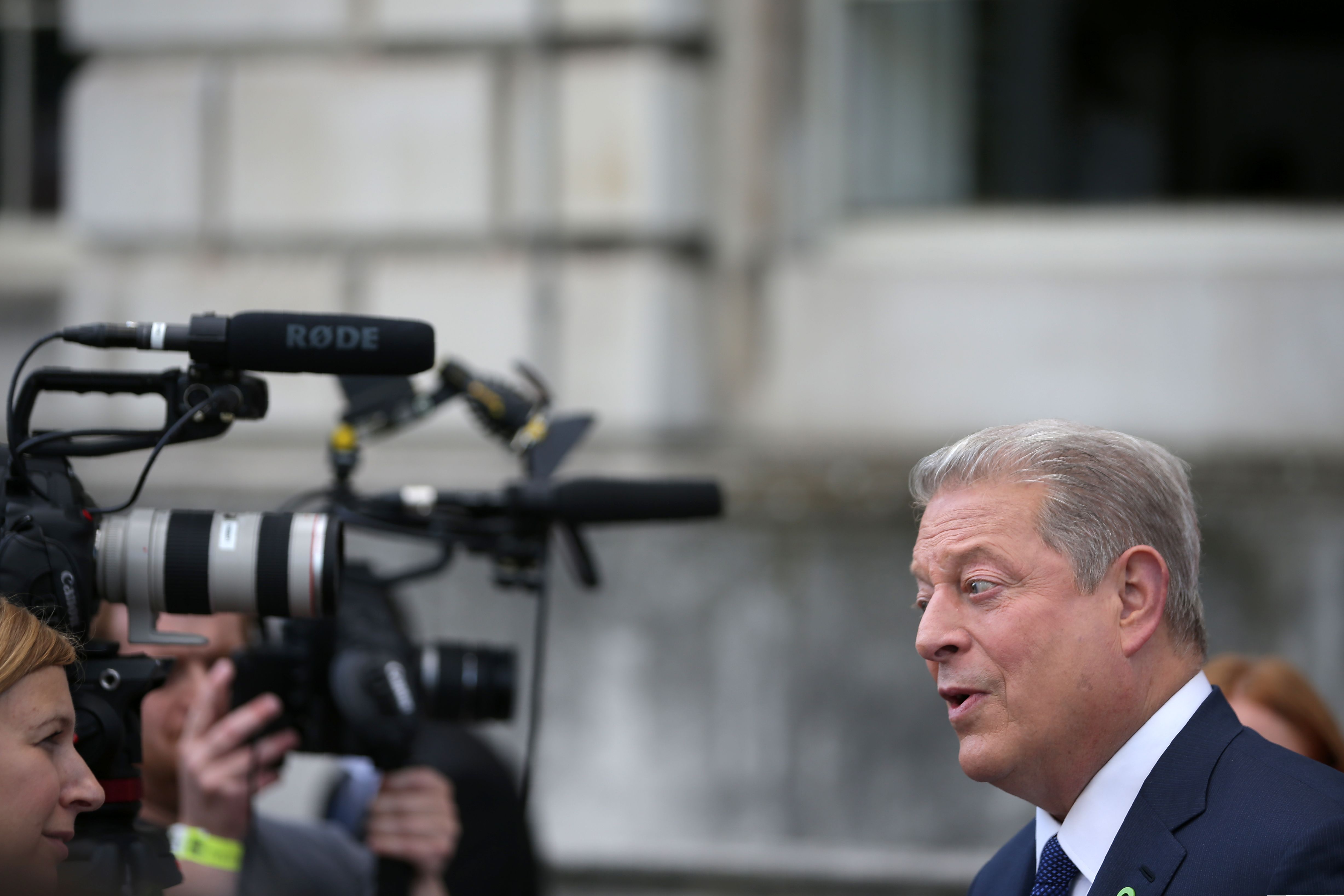 u0646u0627u0626u0628 u0627u0644u0631u0626u064au0633 u0627u0644u0623u0645u064au0631u0643u064a u0627u0644u0623u0633u0628u0642 u0622u0644 u062cu0648u0631 u0639u0642u0628 u0639u0631u0636 u0627u0644u0641u064au0644u0645 (u0623.u0641.u0628)