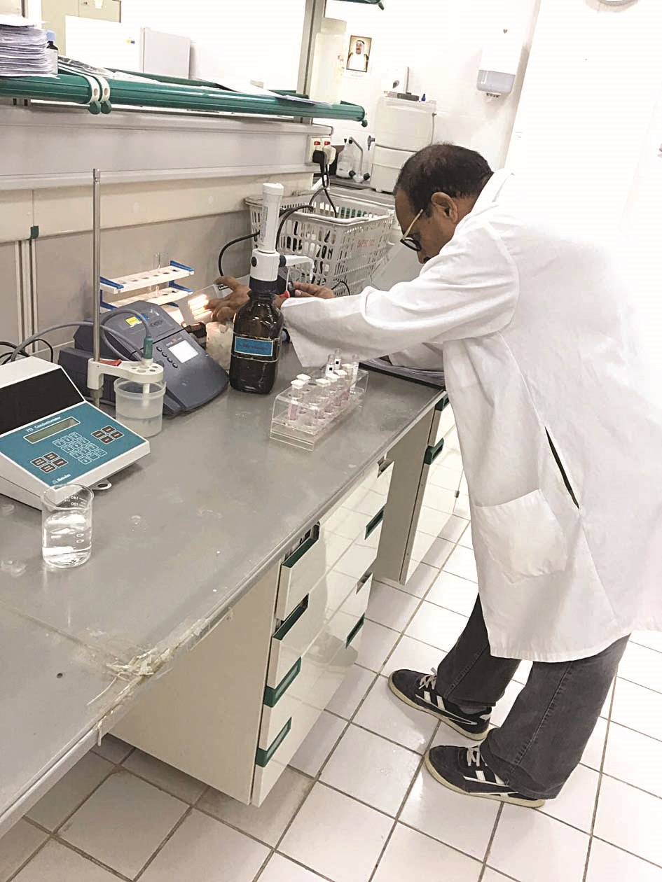 تحليل عينات من المياه العذبة للتأكد من خلوها من الملوثات