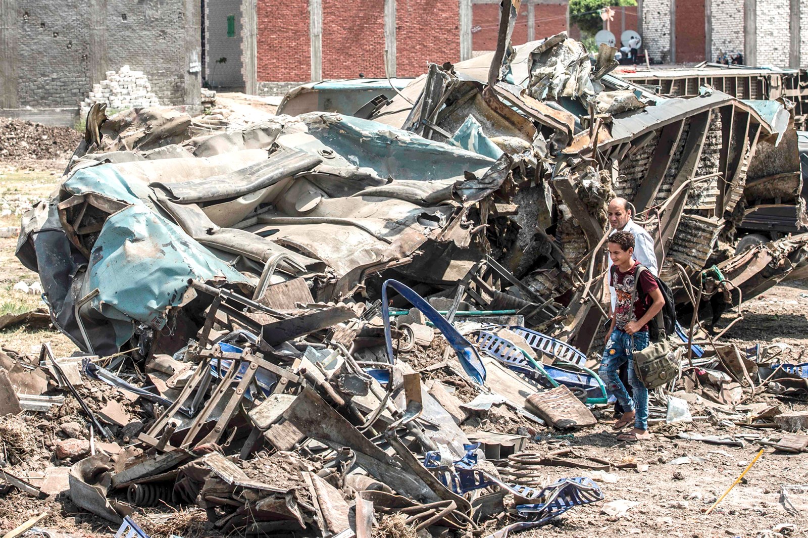 u0645u0635u0631u064a u0648u0627u0628u0646u0647 u0623u0645u0627u0645 u062du0637u0627u0645 u0625u062du062fu0649 u0639u0631u0628u0627u062a u0627u0644u0642u0637u0627u0631 u0627u0644u0645u062fu0645u0631u0629 u062cu0631u0627u0621 u062du0627u062fu062b u0627u0644u0625u0633u0643u0646u062fu0631u064au0629 (u0627 u0641 u0628)