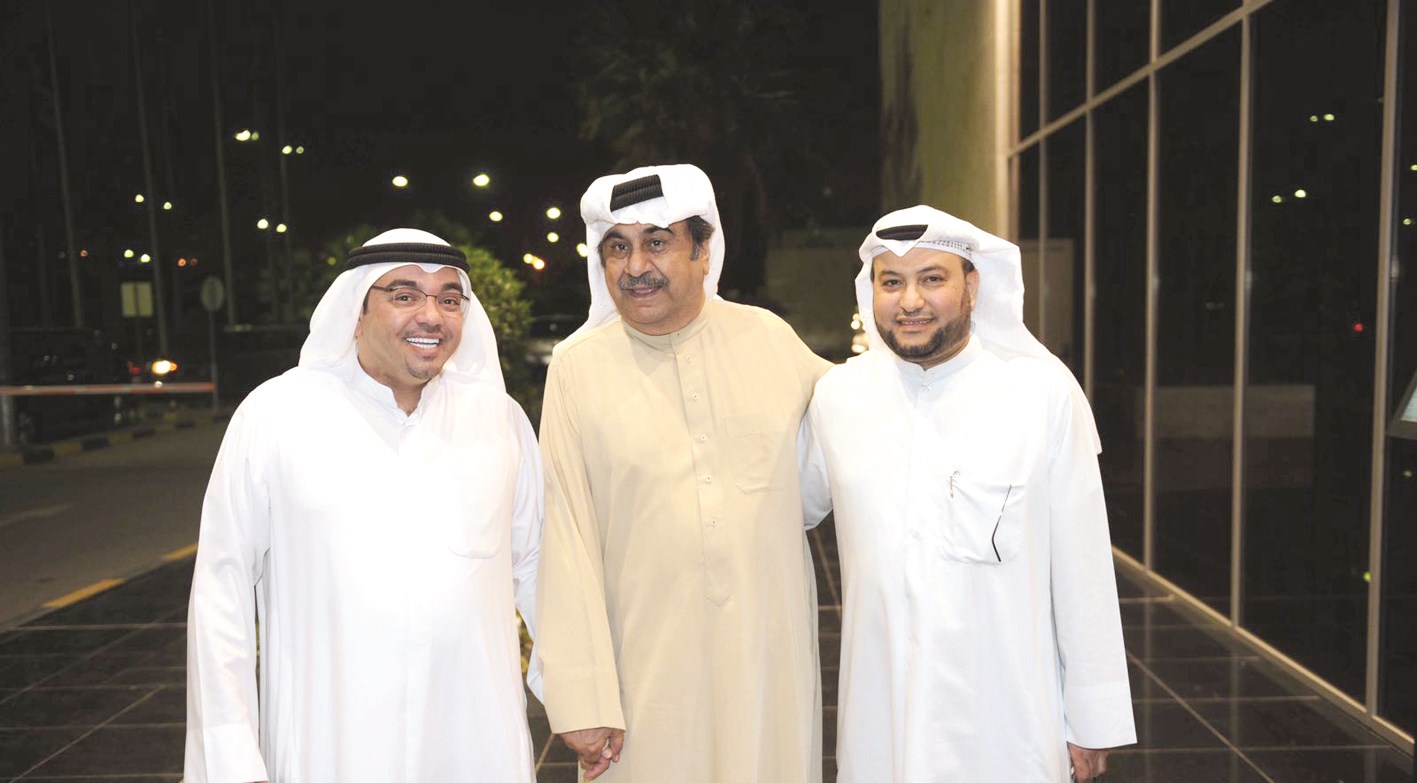 ... ويتوسط رئيسي تحرير «الراي» و«الأنباء» الزميلين ماجد العلي ويوسف المرزوق