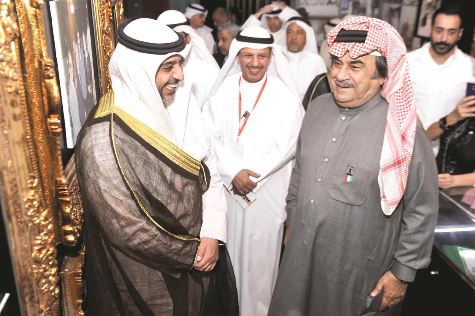 عبدالحسين عبدالرضا مع وزير الإعلام الشيخ محمد العبدالله