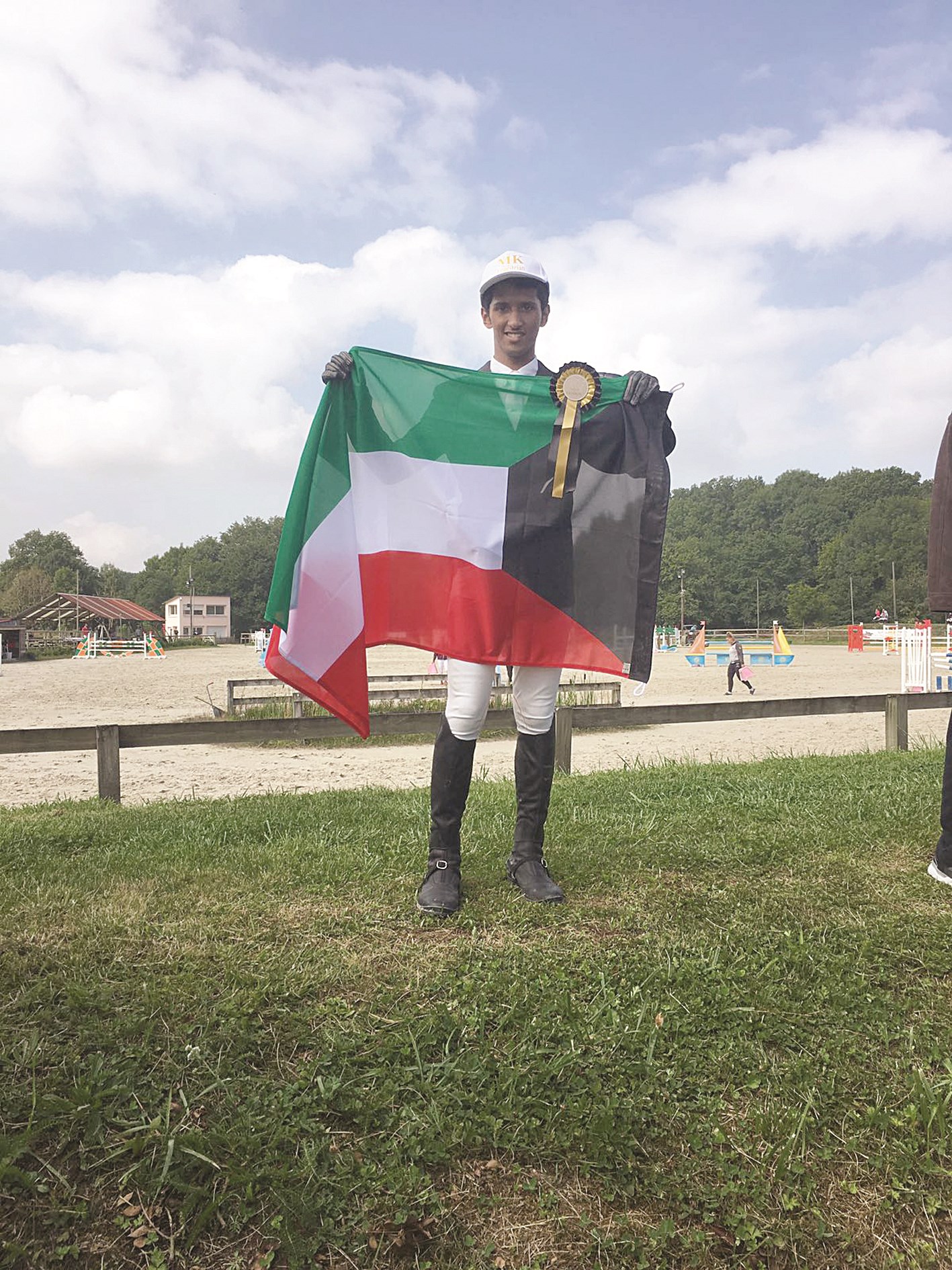 u0627u0644u0641u0627u0631u0633 u0628u062fu0631 u0627u0644u0647u064au0641u064a u062du0627u0645u0644u0627u064b u062cu0627u0626u0632u062au0647 u0648u0639u0644u0645 u0627u0644u0643u0648u064au062a