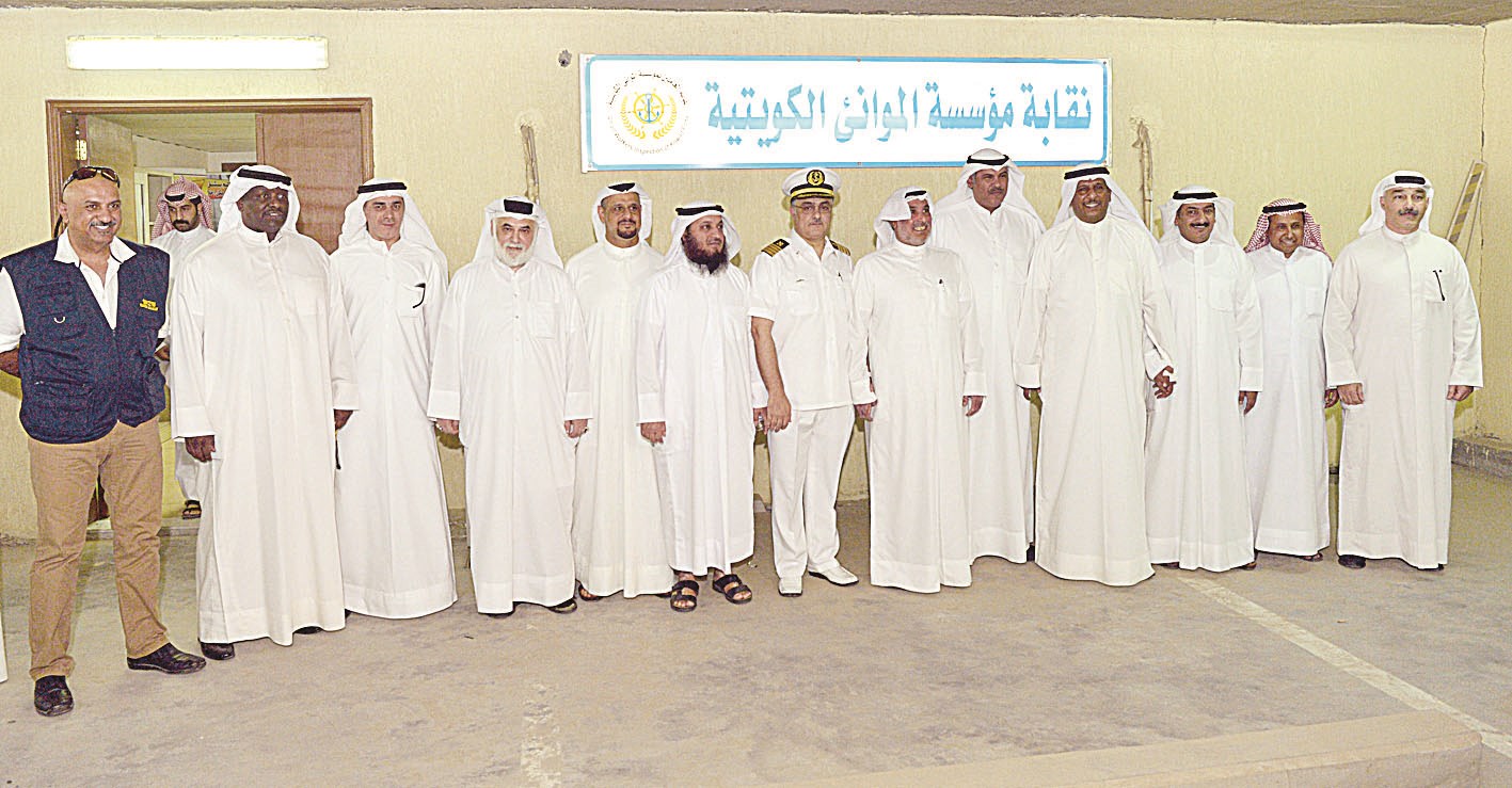 مجلس النقابة وبعض العاملين بعد لقاء الوزير (تصوير نايف العقلة)