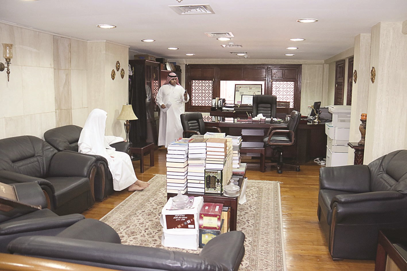 u0632u0645u064au0644u0627u0646 u0644u0644u0639u0644u064a u0641u064a u0645u0643u062au0628u0647 u0627u0644u0630u064a u064au0645u062au0644u0626 u0628u0627u0644u0643u062au0628 (u062au0635u0648u064au0631 u0628u0633u0627u0645 u0632u064au062fu0627u0646)