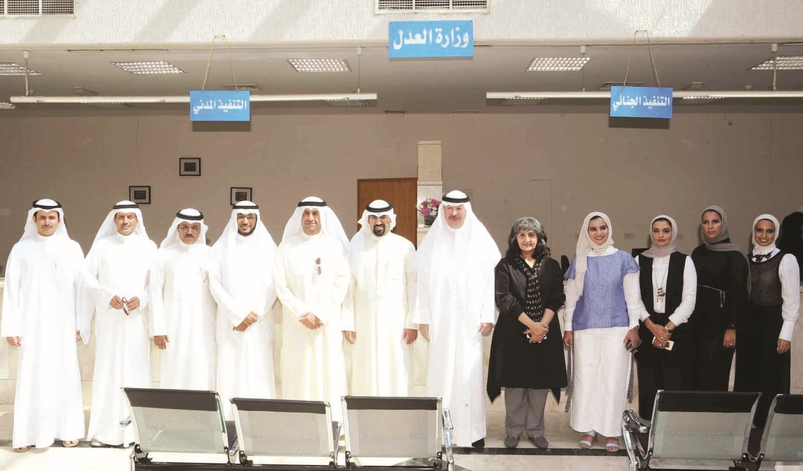 ...ويتوسط مسؤولي وزارة العدل