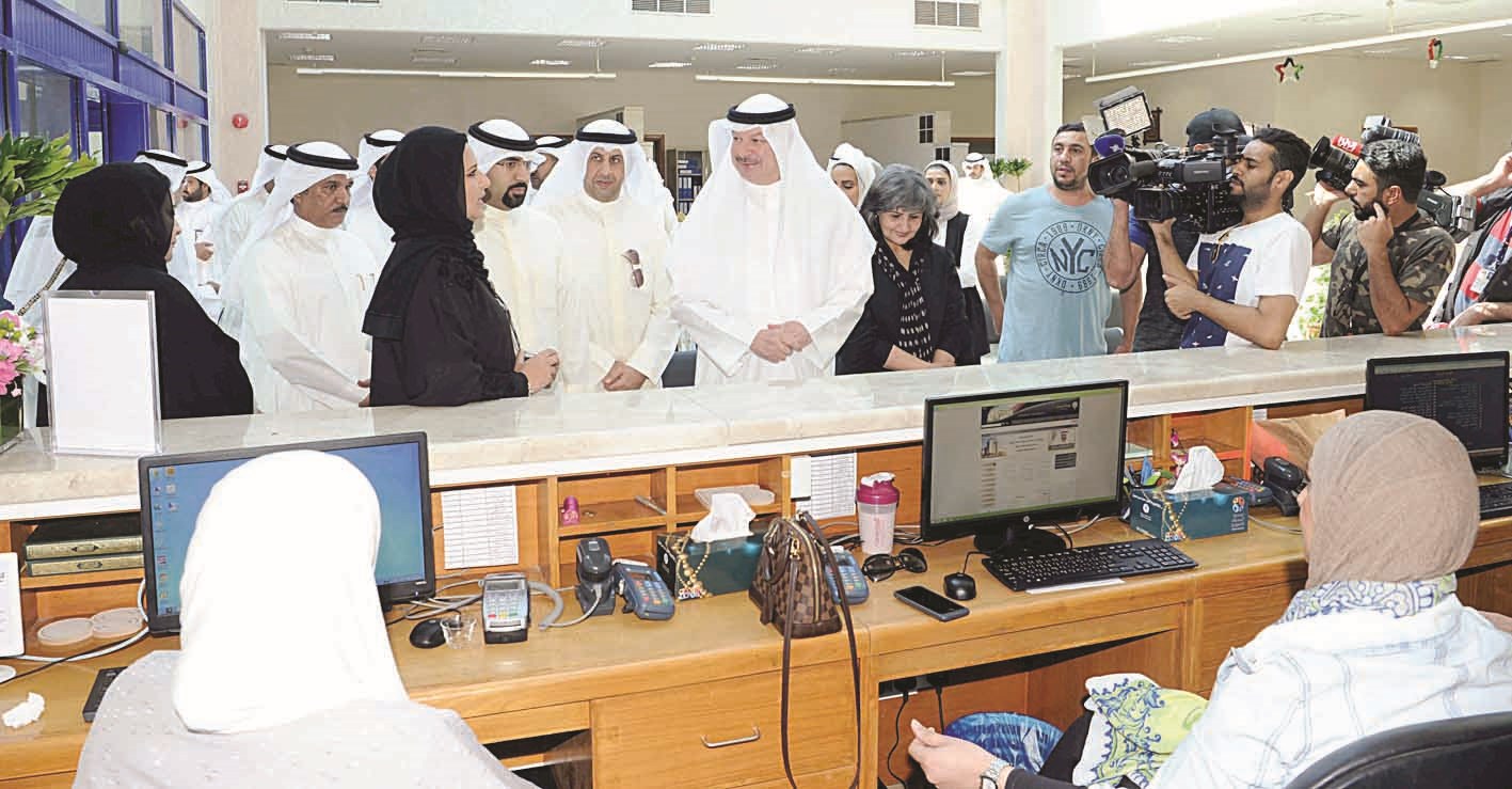 ...ويستمع لشرح مسؤولة المركز