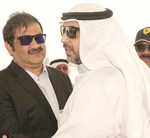 محمد العبدالله مقدماً التعازي لبشار في المطار