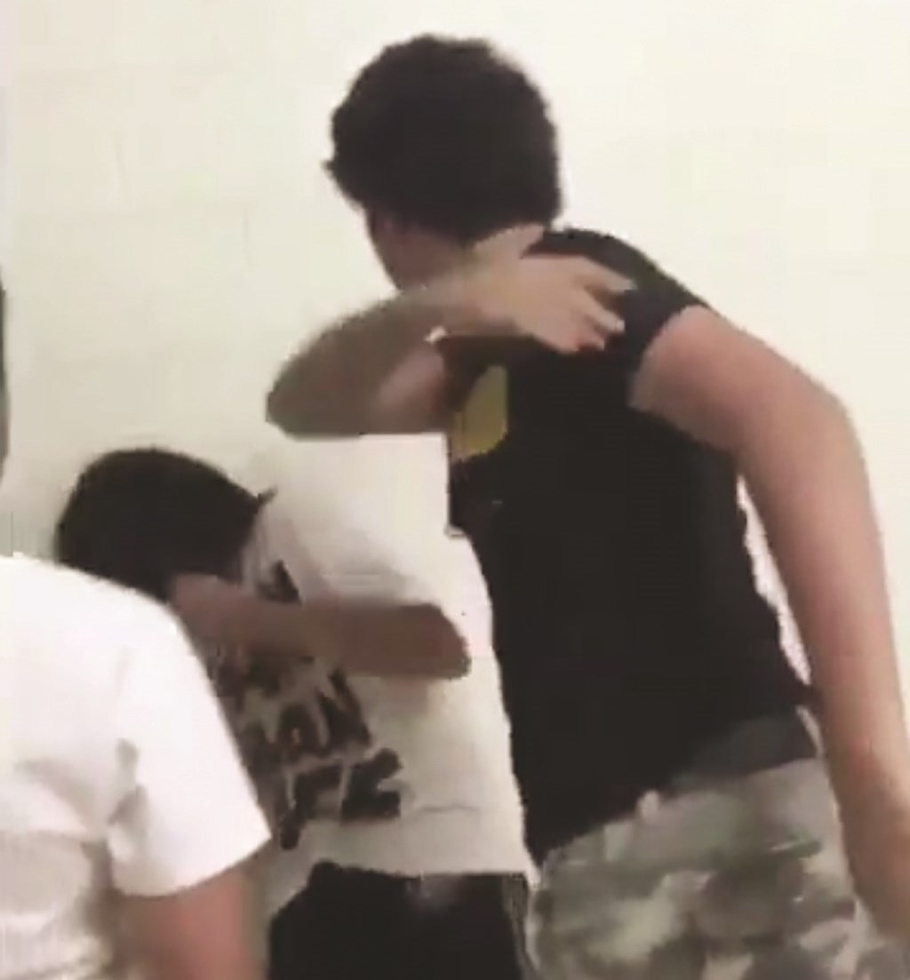 u0627u0644u0645u0631u0627u0647u0642 u064au0635u0641u0639 u0627u0644u0637u0641u0644 u0643u0645u0627 u0638u0647u0631 u0641u064a u0627u0644u0641u064au062fu064au0648 u0623u0645u0633