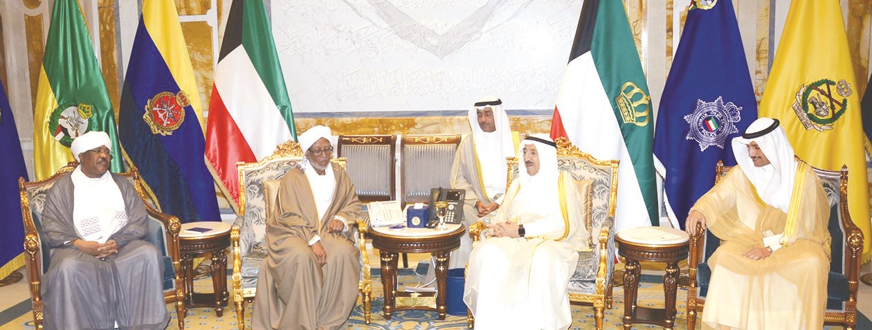 سمو الأمير مستقبلاً بحضور الغانم رئيس المجلس الوطني السوداني