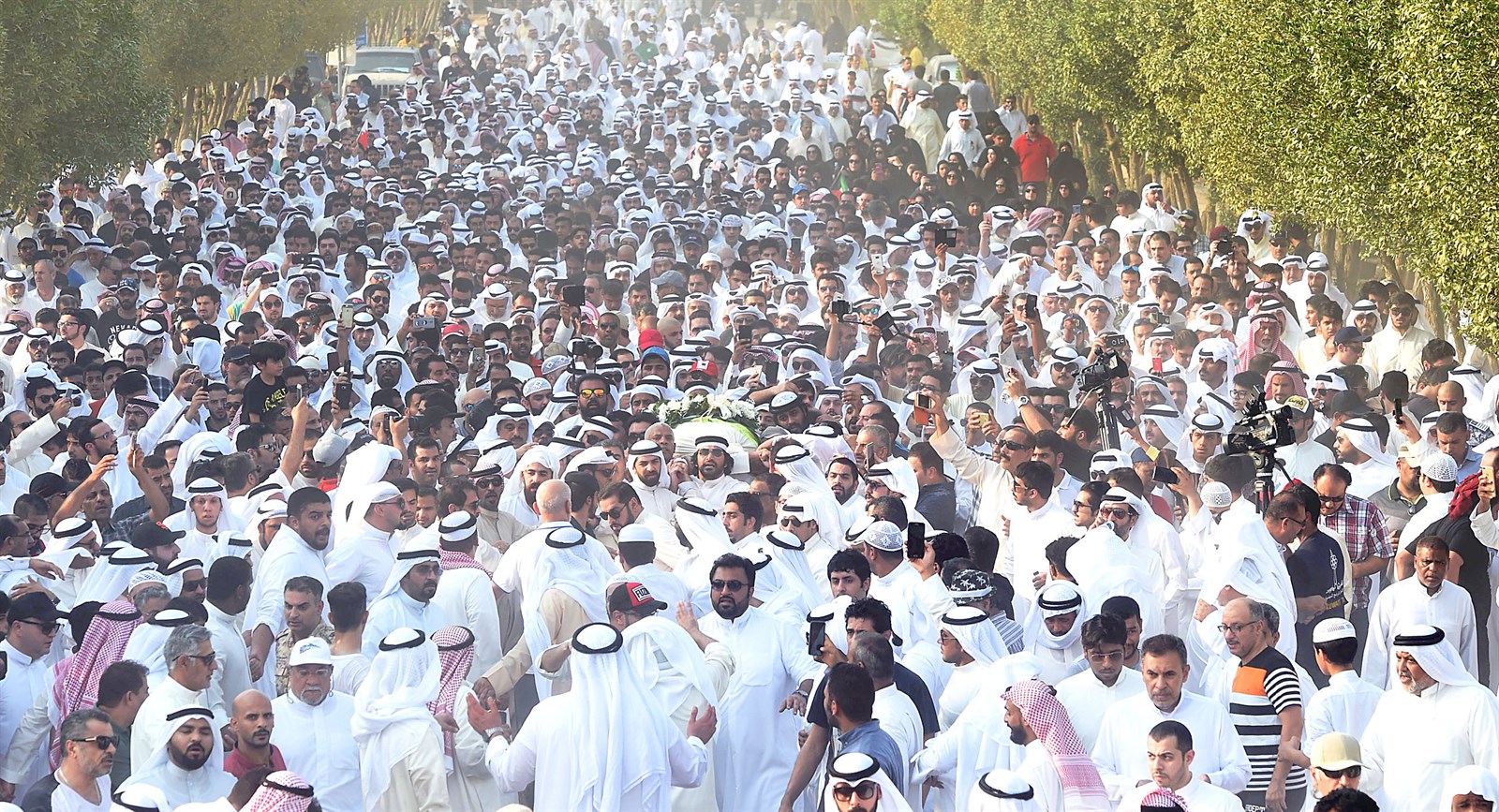 جانب من الحشود التي شيعت عبدالحسين عبدالرضا إلى مثواه الأخير (تصوير اسعد عبدالله)