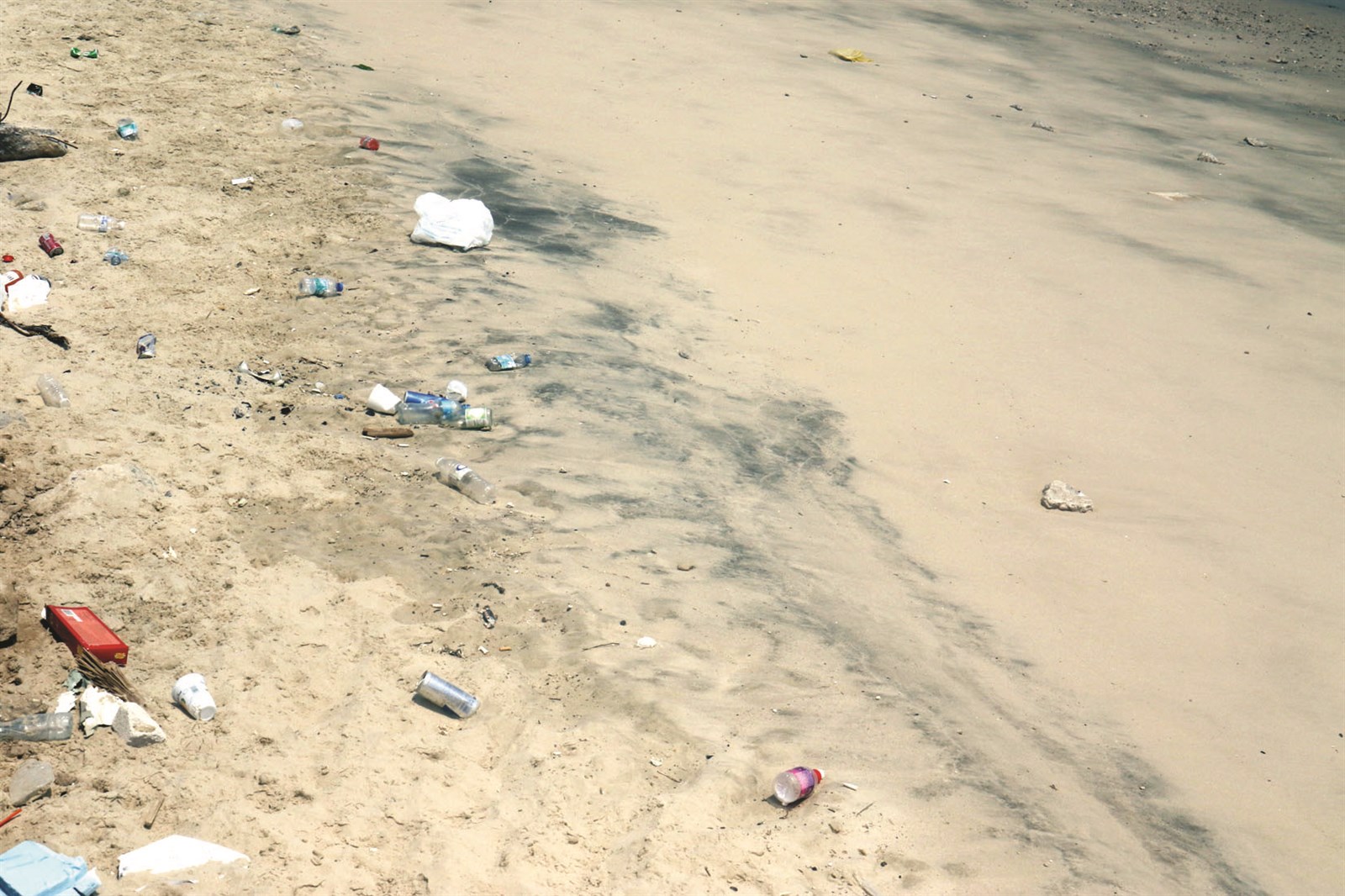 مع التلوث أصبح الشاطئ ممنوعا على رواد البحر