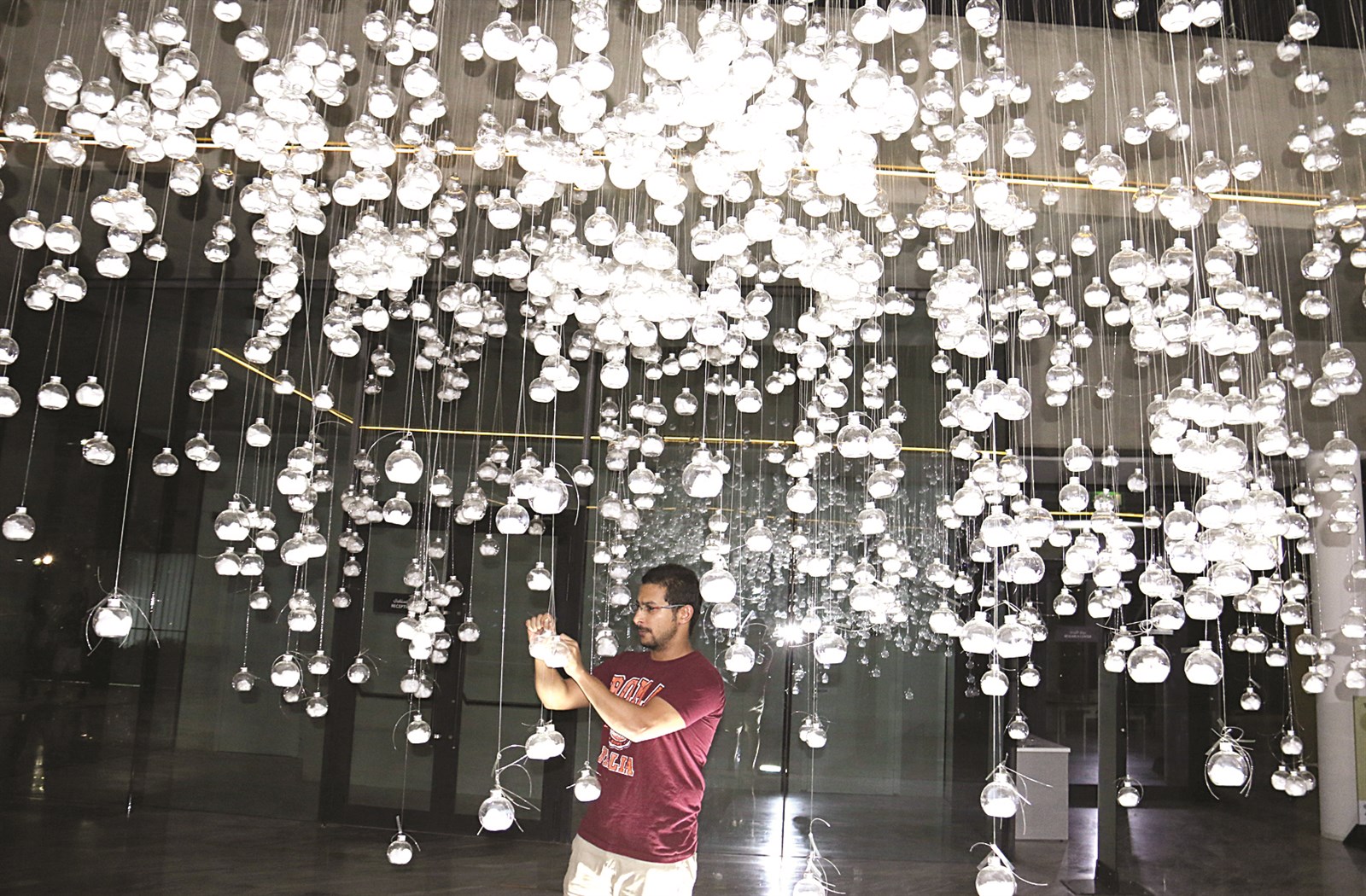 الزجاجات تتلألأ بأسماء الشهداء  (تصوير بسام زيدان)