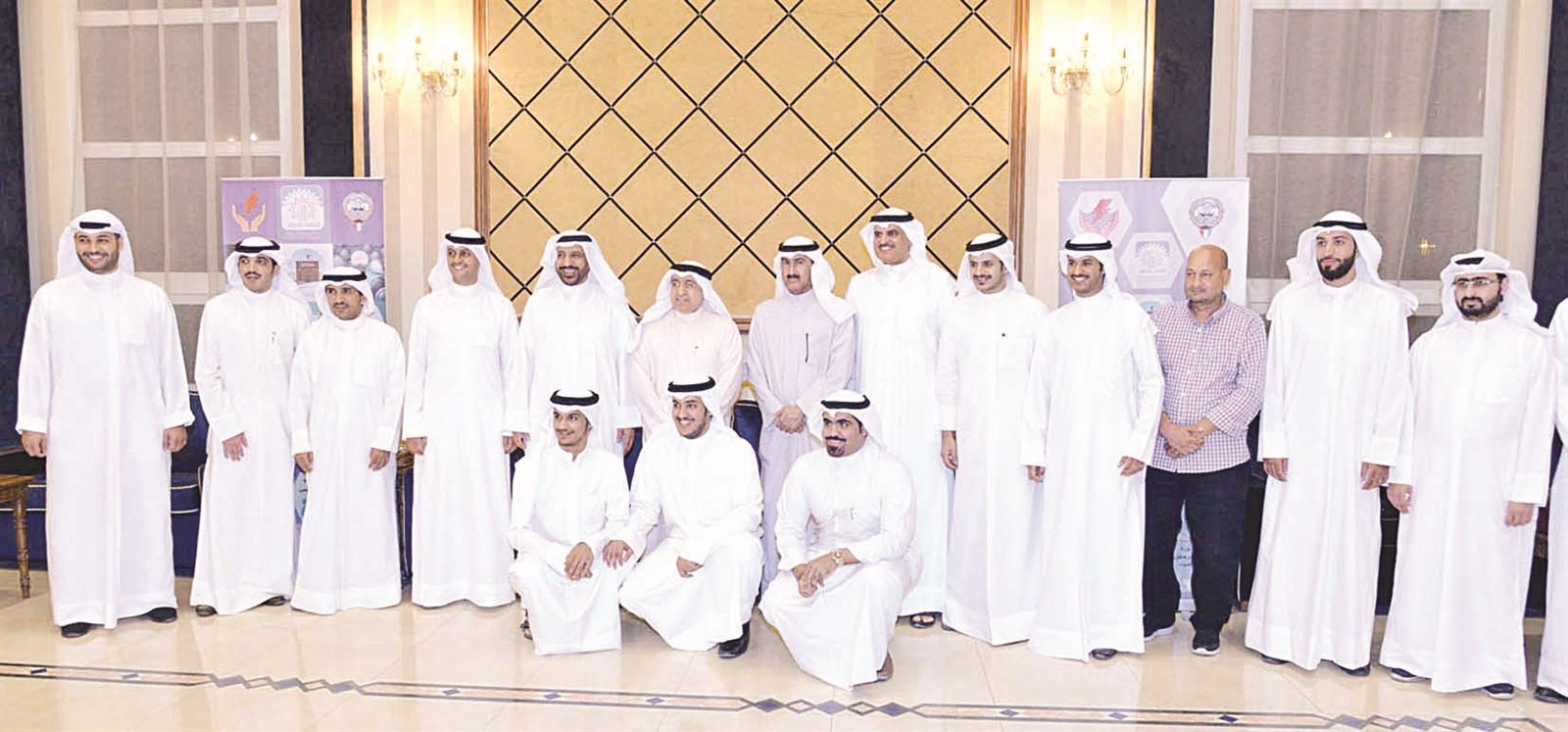 لقطة تذكارية للحضور في الندوة         (تصوير نايف العقلة)